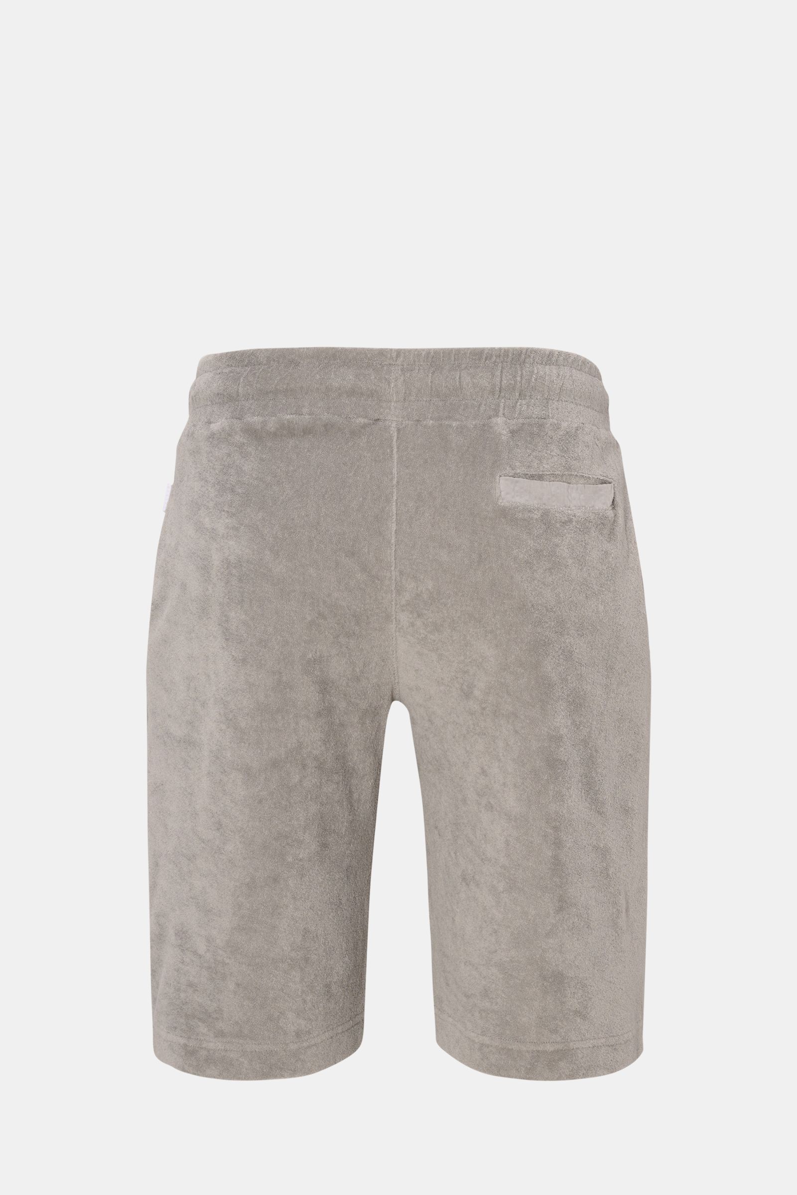 Rückansicht der 04651/ A trip in a bag Frottee-Shorts 'Terry' grau aus weichem Baumwoll-Frottee mit elastischem Bund, französischen Taschen, Leistentasche und kleinem Weblabel.