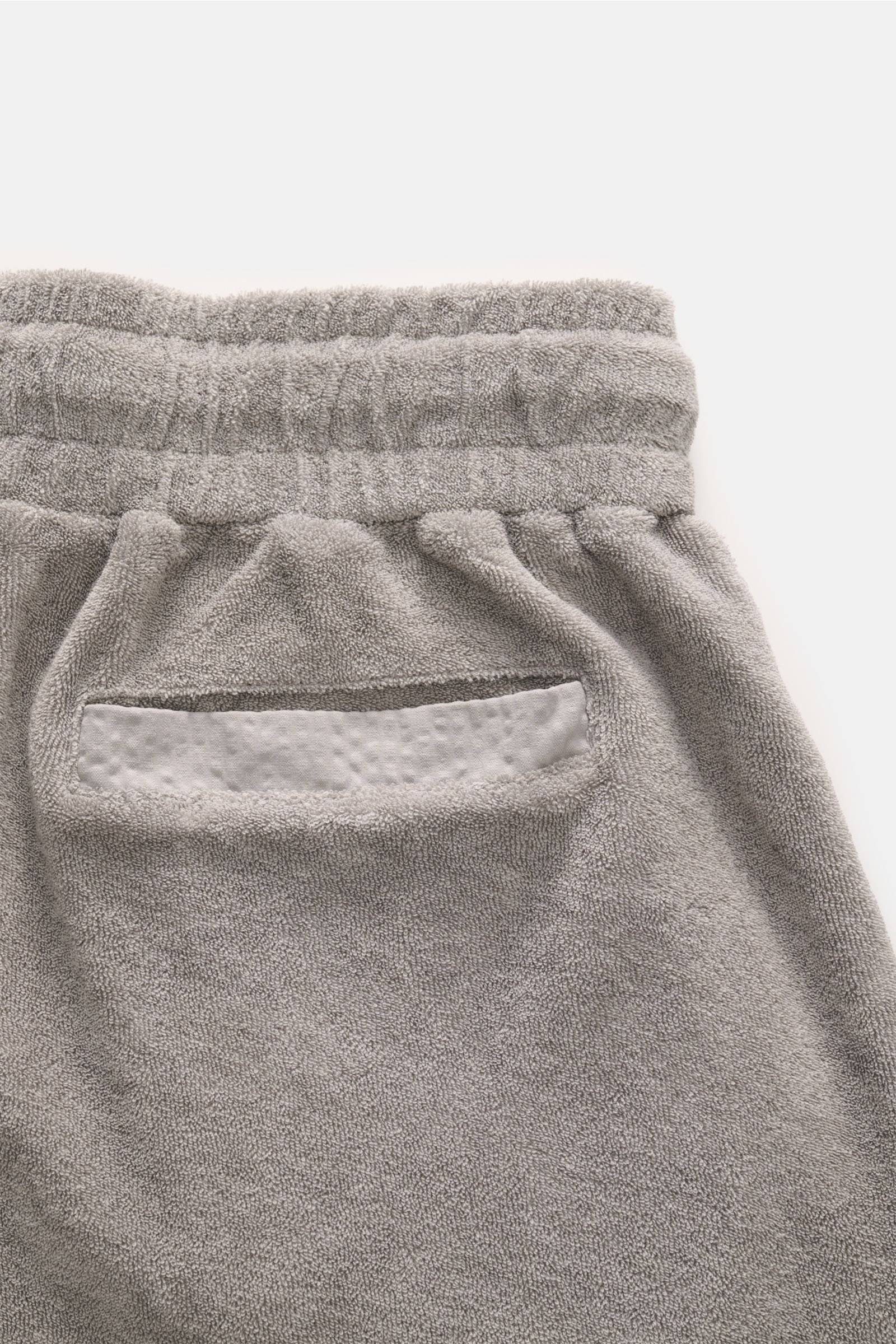 04651/ A trip in a bag Frottee-Shorts 'Terry' grau, Rückansicht, weicher Baumwoll-Frottee, Regular Fit, elastischer Bund, Leistentasche am Gesäß.