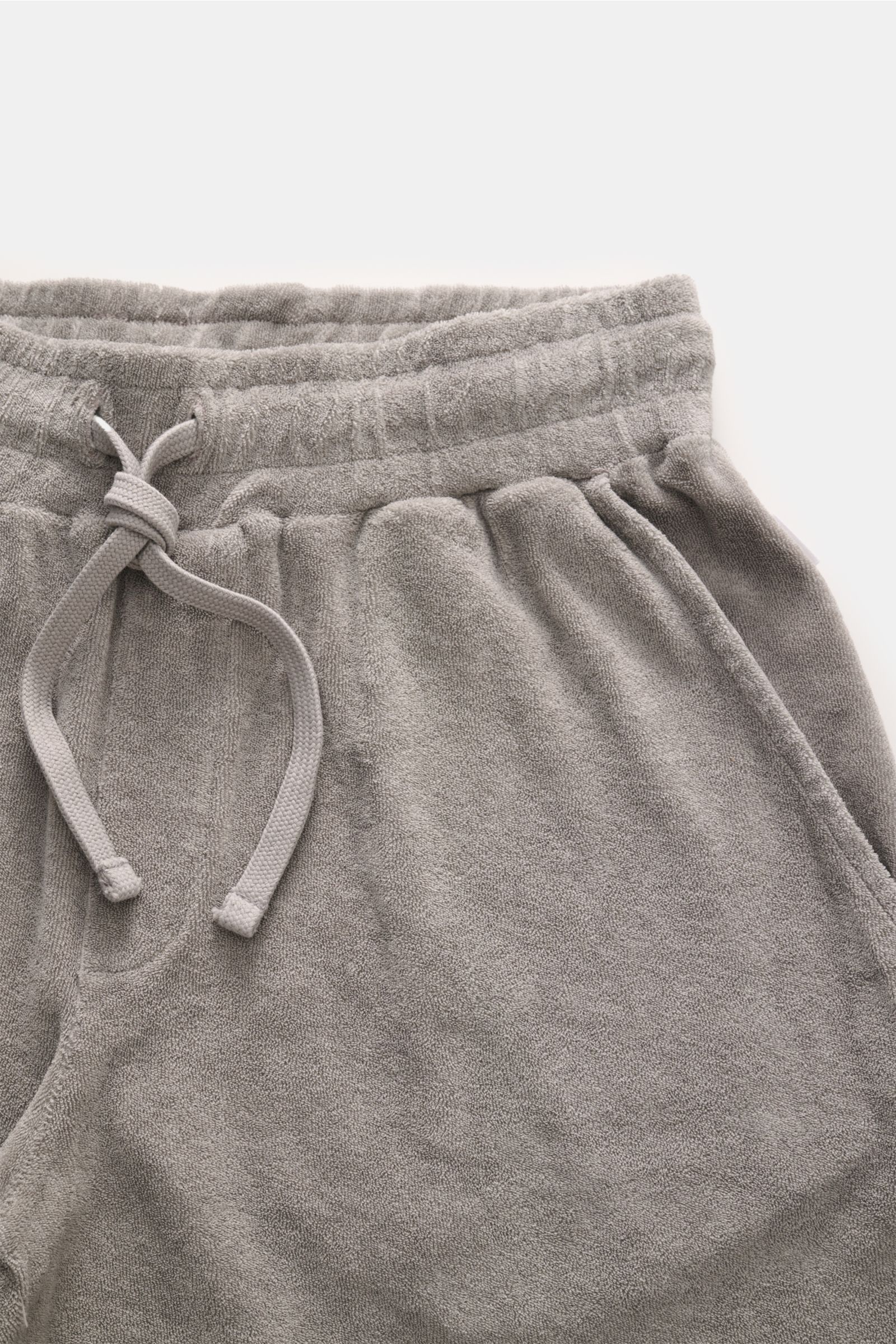 04651/ A trip in a bag Frottee-Shorts 'Terry' grau, Nahaufnahme von Bund mit Tunnelzug, weichem Baumwoll-Frottee, Regular Fit, französischen Taschen.