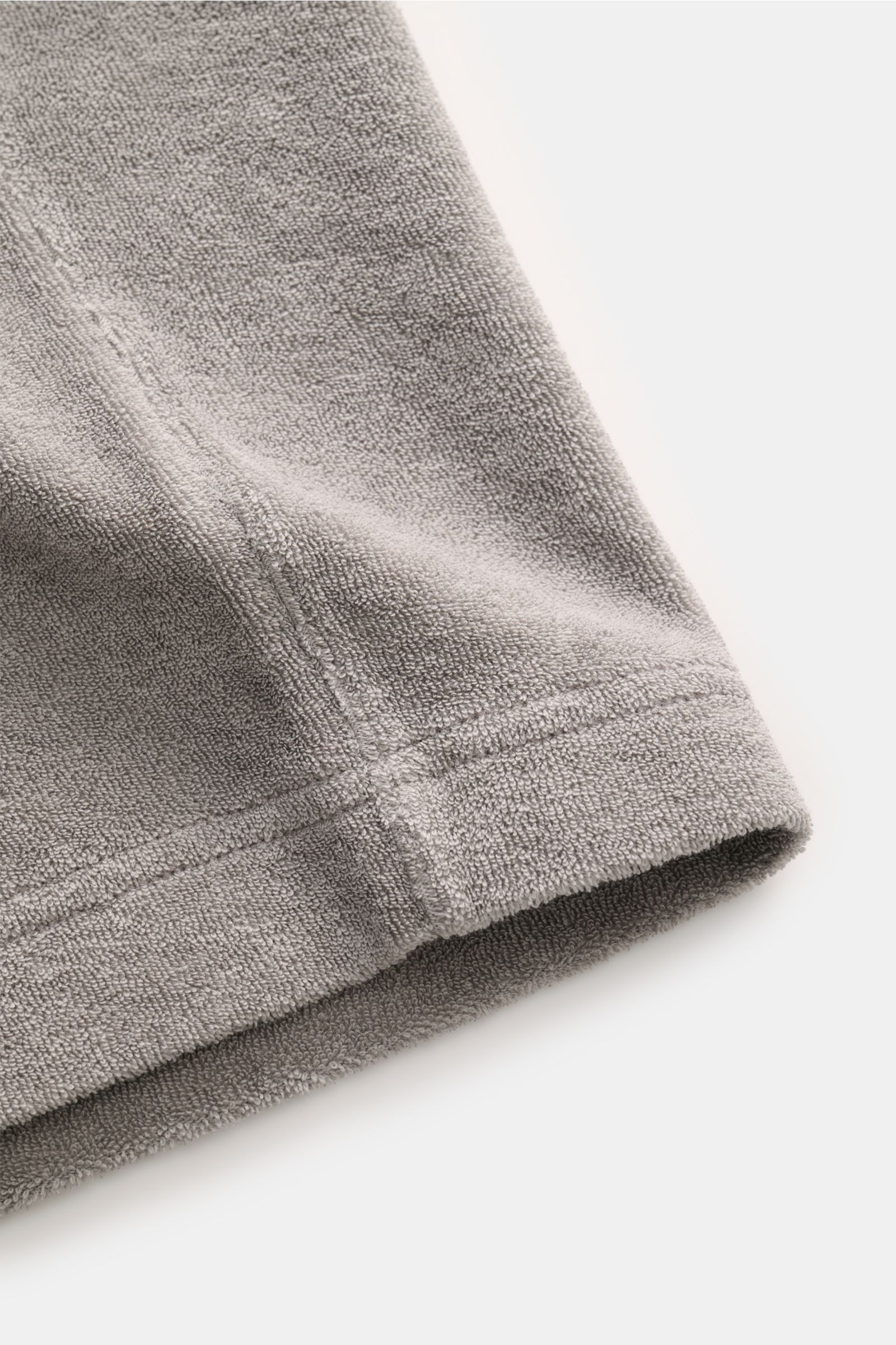 04651/ A trip in a bag Frottee-Shorts 'Terry' grau, Detailansicht Saum und Naht, weicher Baumwoll-Frottee, Regular Fit, elastischer Bund.