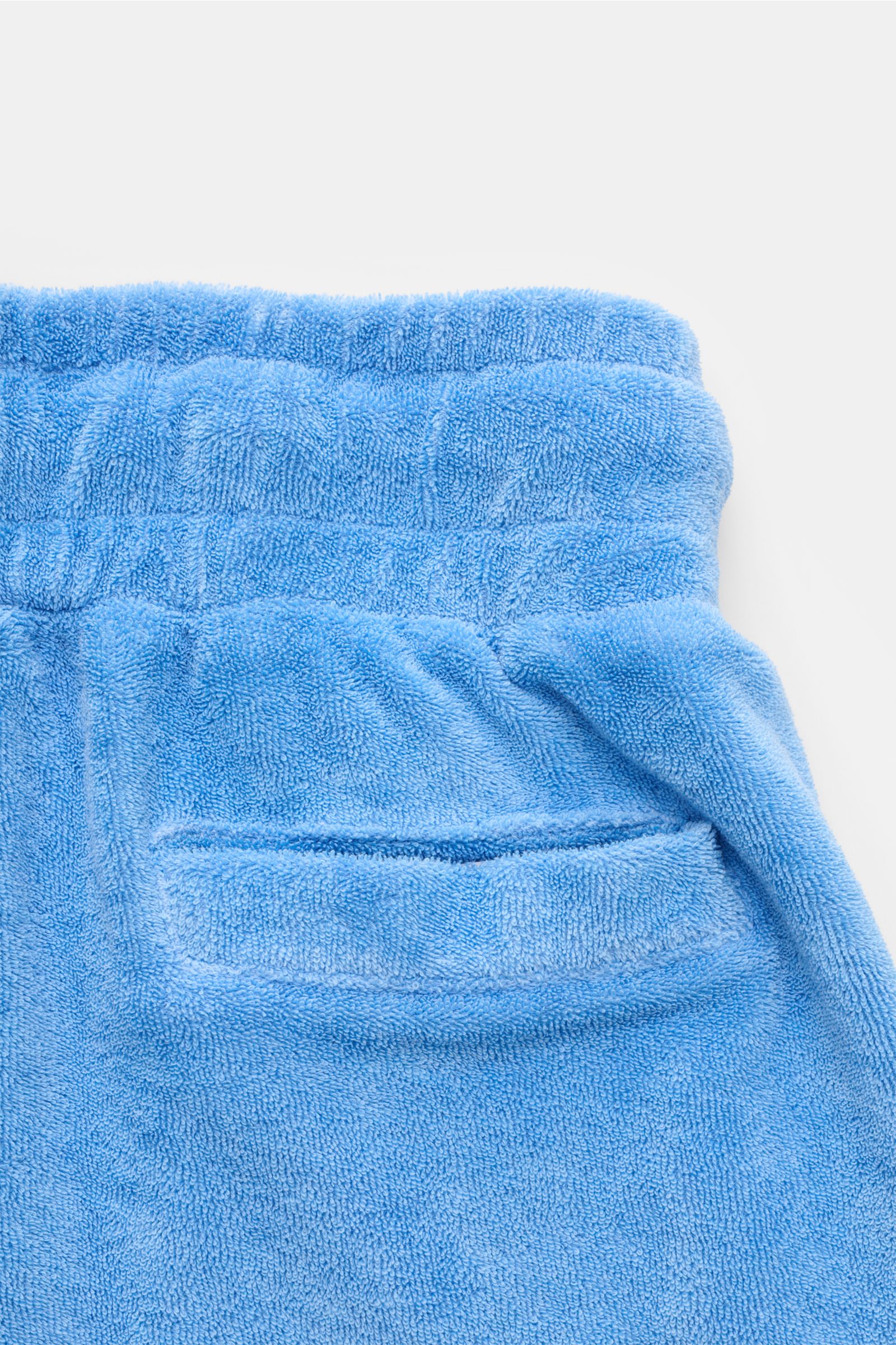 Close-up rear view of 04651/ A trip in a bag Kinder Frottee-Bermudas 'Kids Terry Bermuda' blau in soft blue cotton terry, showing elastic waistband, back welt pocket, and plush texture.