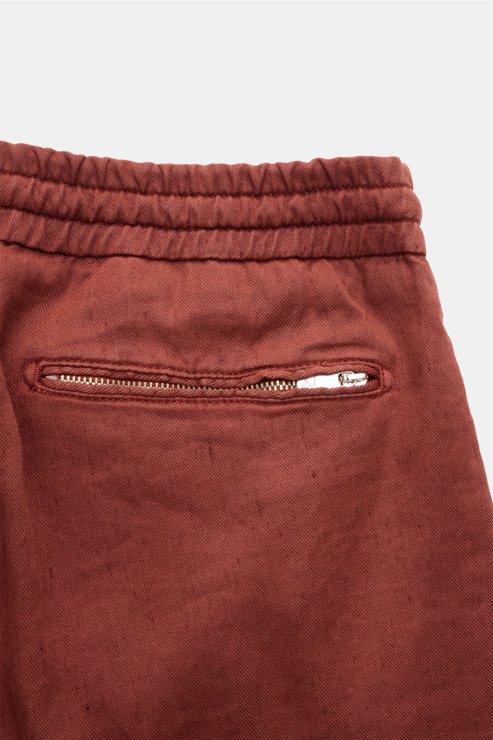 Marco Pescarolo Bermudas 'Cenito' rotbraun in Nahaufnahme von hinten, mit teil-elastischem Bund und Reißverschluss-Gesäßtasche.