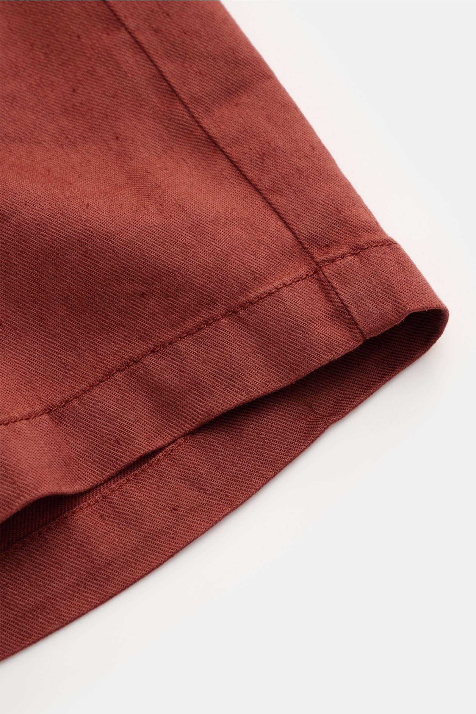 Marco Pescarolo Bermudas 'Cenito' rotbraun, Detailansicht Saum, elastischer Leinen-Lyocell-Mix, weicher Griff, leicht elastisch, garment dyed.