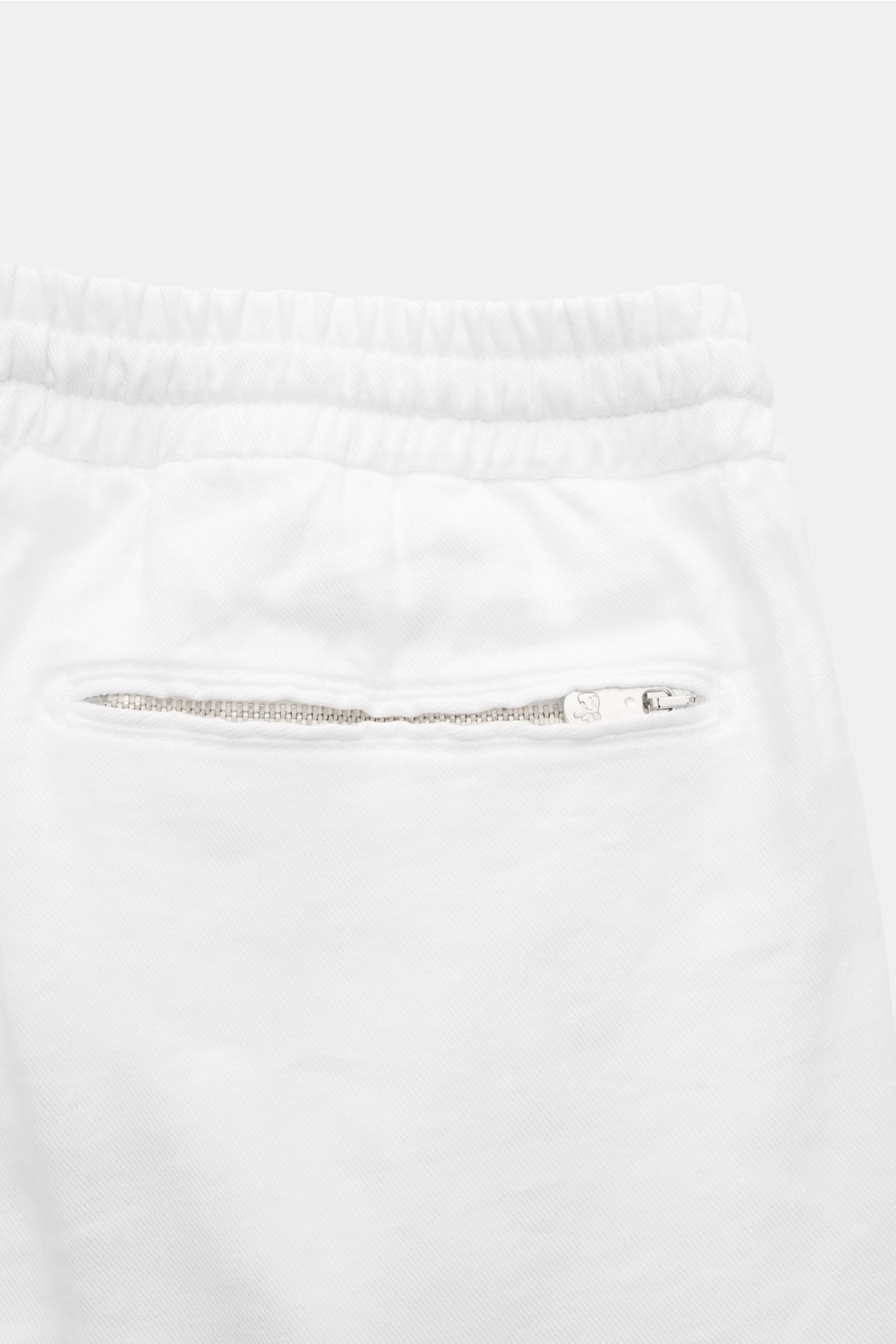 Detailaufnahme der Gesäßtasche mit Reißverschluss der Marco Pescarolo Bermudas 'Cenito' weiß aus elastischem Leinen-Lyocell-Mix, weicher Griff.