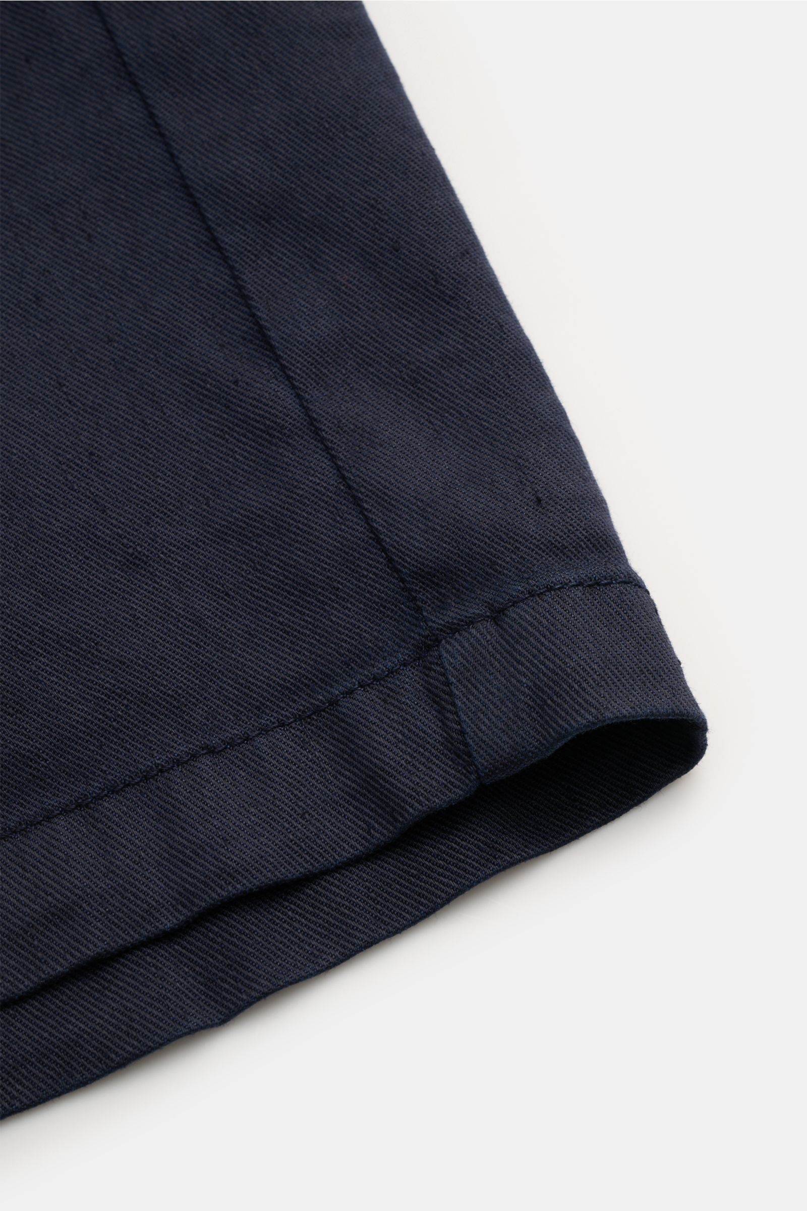 Nahaufnahme des Saums der Marco Pescarolo Bermudas 'Cenito' navy, gefertigt aus elastischem Leinen-Lyocell-Mix mit weichem Griff.