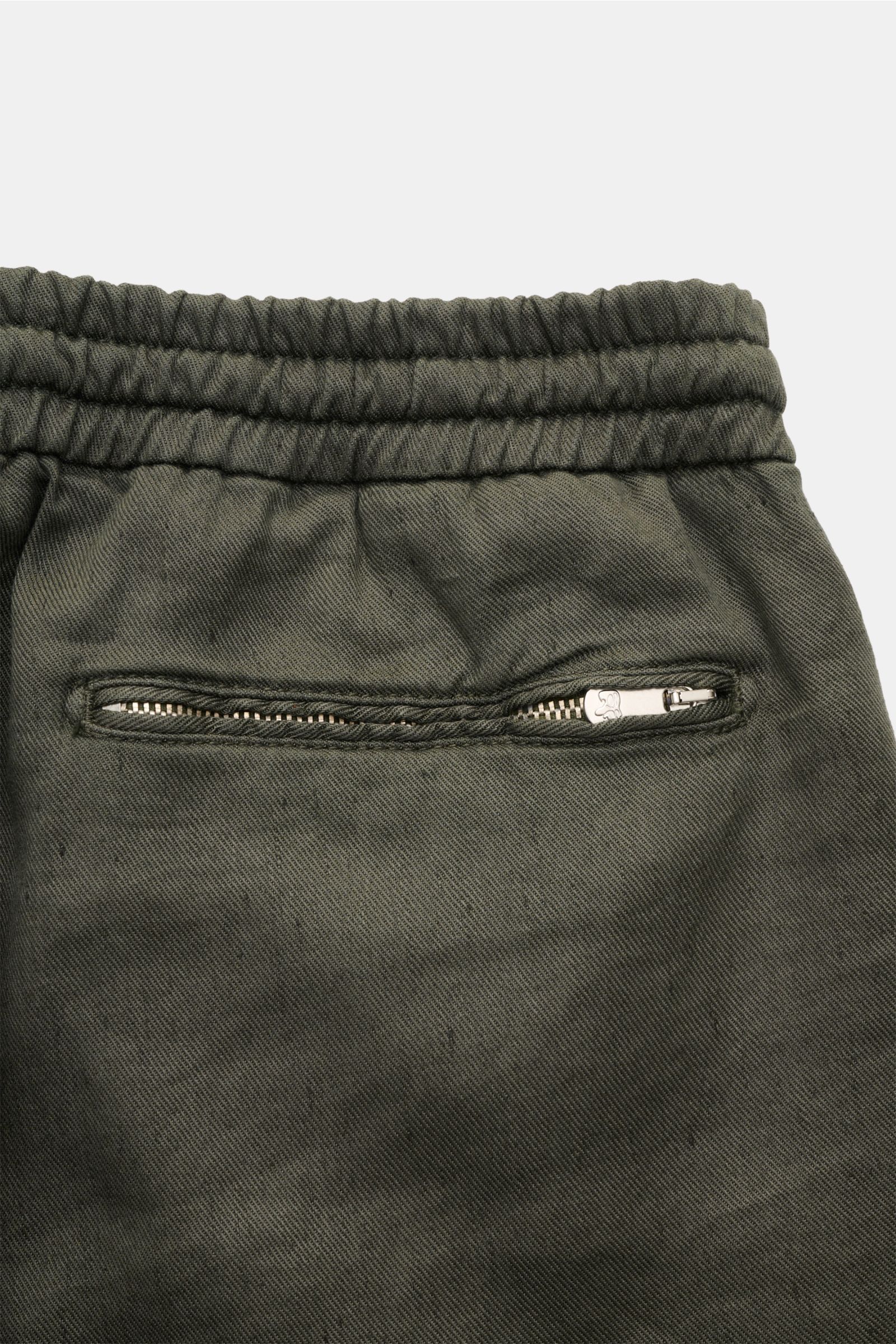 Marco Pescarolo Bermudas 'Cenito' graugrün, Nahaufnahme der Gesäßtasche mit Reißverschluss und teielastischem Bund aus Leinen-Lyocell-Mix.