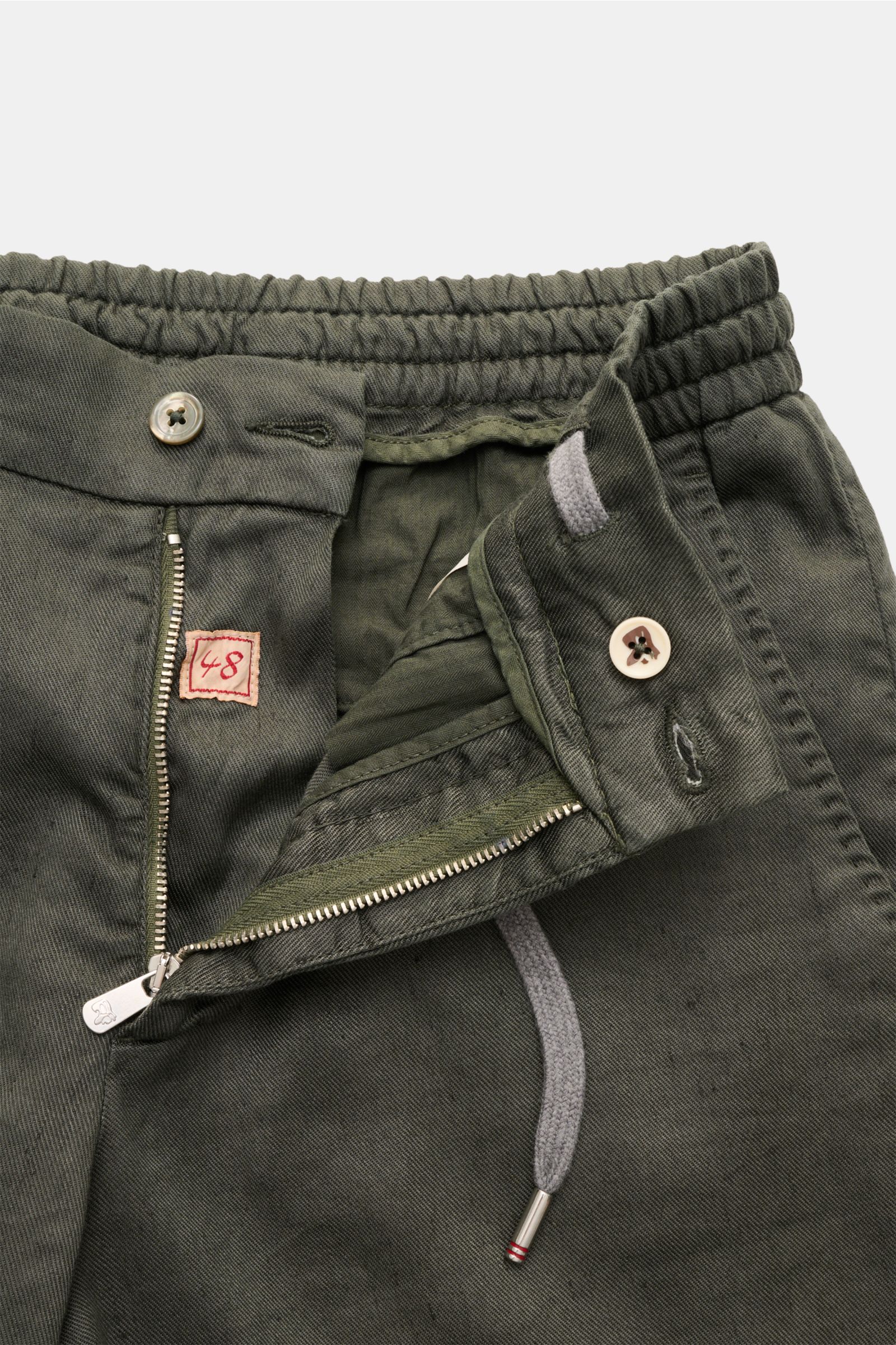 Nahaufnahme der geöffneten Marco Pescarolo Bermudas 'Cenito' graugrün mit elastischem Bund, Reißverschluss, Knopf und Tunnelzug, aus Leinen-Lyocell-Mix.