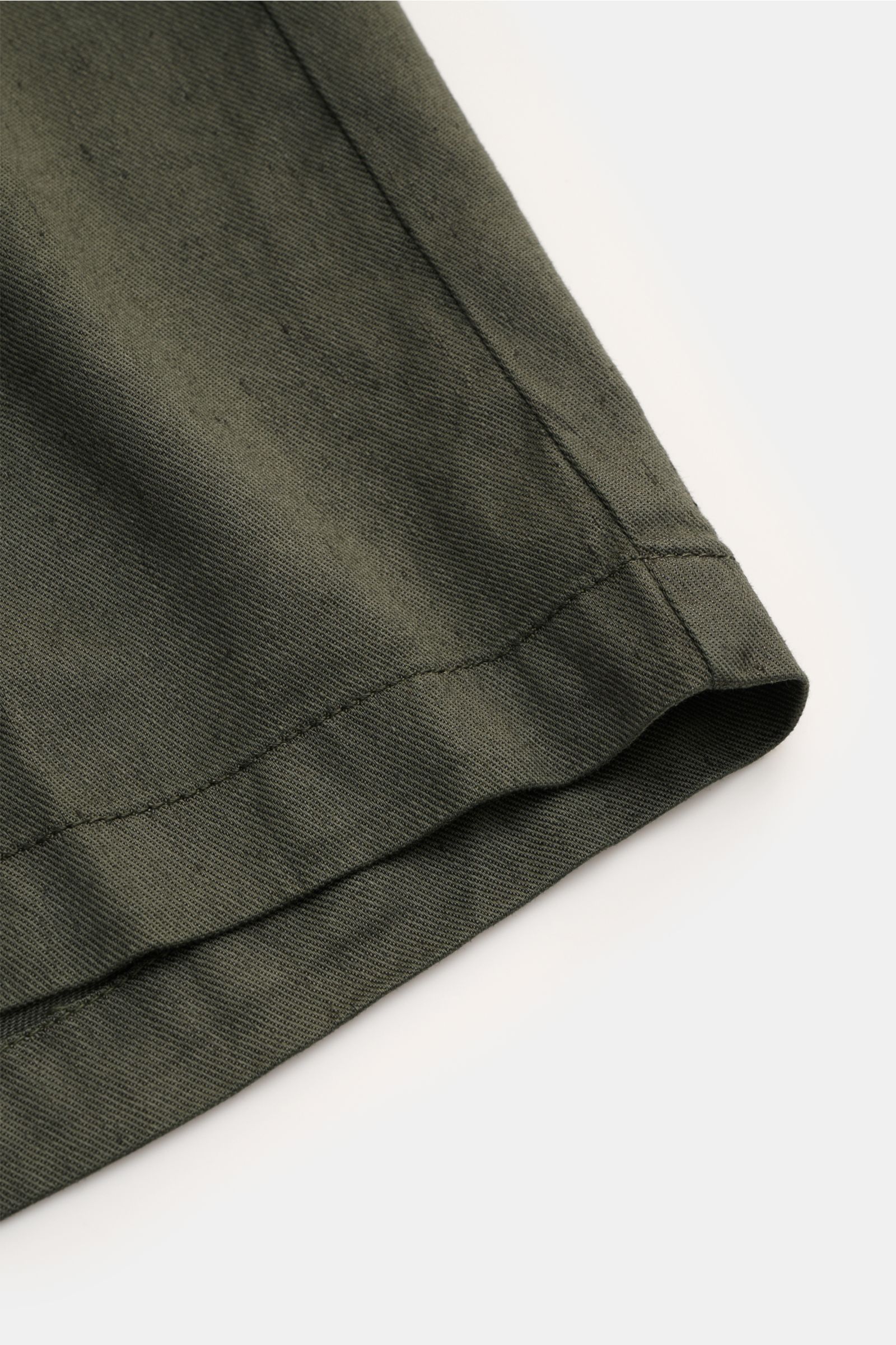 Marco Pescarolo Bermudas 'Cenito' graugrün, Detailaufnahme des Saums aus elastischem Leinen-Lyocell-Mix mit weichem Griff, garment dyed.