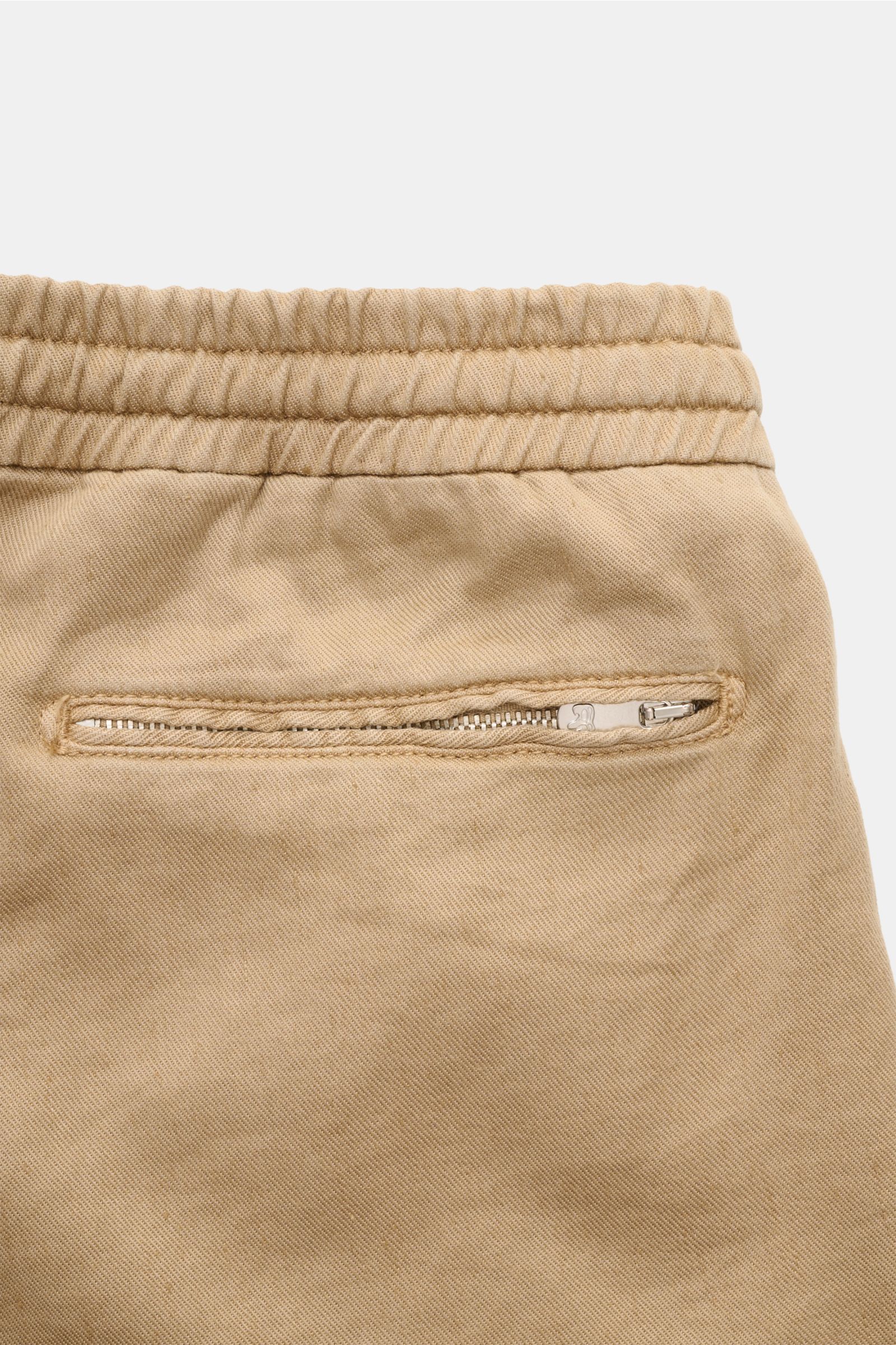 Marco Pescarolo Bermudas 'Cenito' beige, close-up Rückansicht mit teilelastischem Bund, Reißverschluss-Gesäßtasche, Leinen-Lyocell-Mix, weicher Griff.