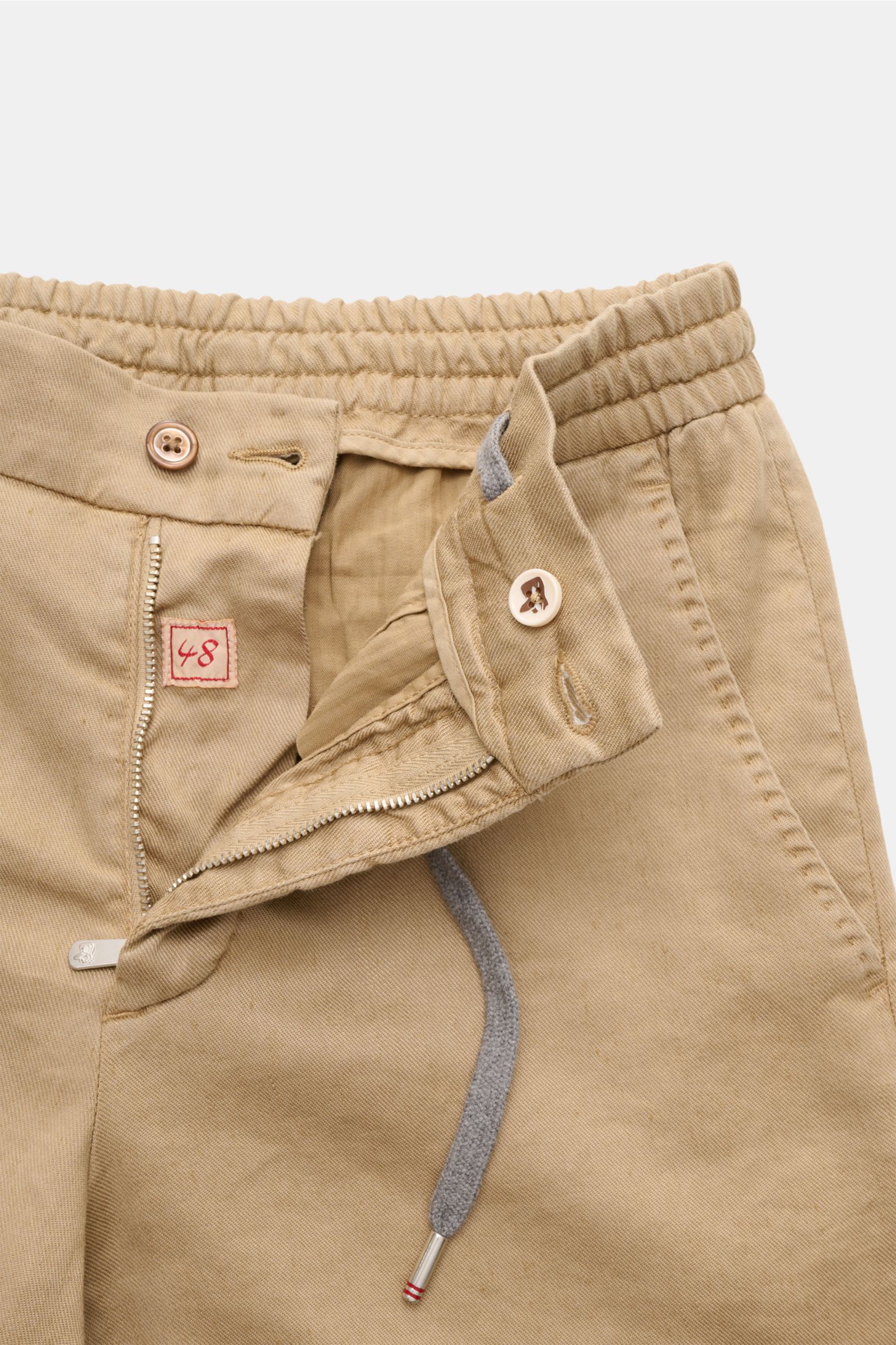 Marco Pescarolo Bermudas 'Cenito' beige in Nahaufnahme von oben, mit Reißverschluss, Bundknopf und teielastischem Bund mit Tunnelzug aus Leinen-Lyocell-Mix.