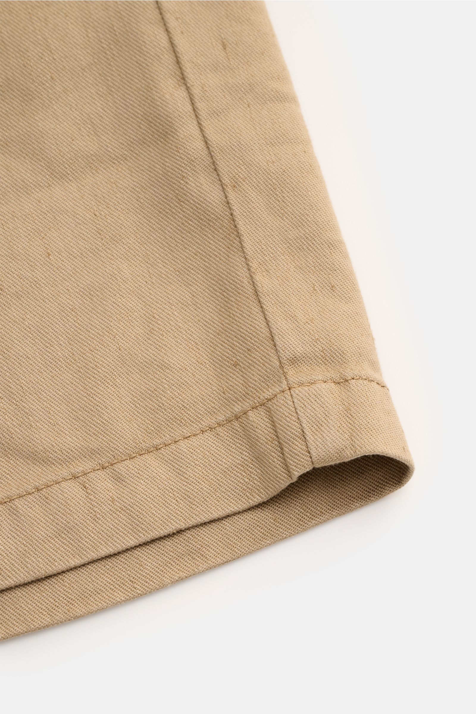 Nahaufnahme der unteren Kante der Marco Pescarolo Bermudas 'Cenito' beige, aus elastischem Leinen-Lyocell-Mix mit weichem Griff.