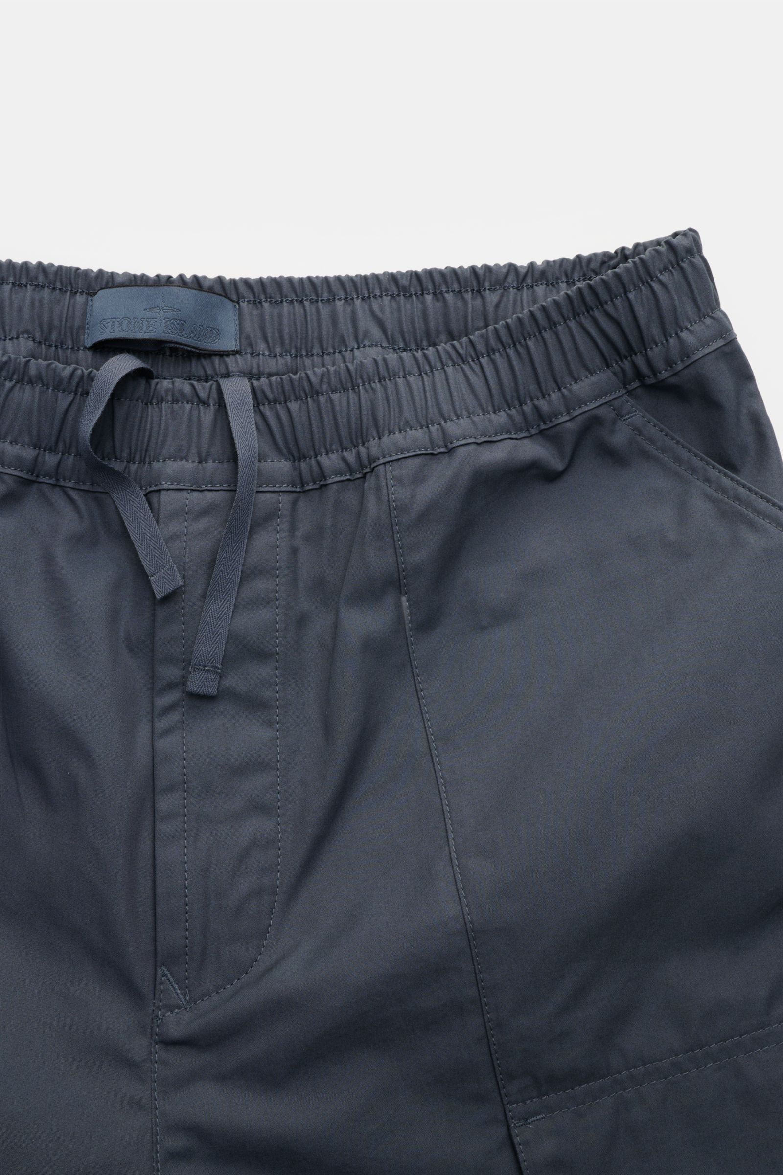 Alt tag (125 characters max):
Close-up front view of Stone Island Shorts 'Ghost' grey-blue with elastic waistband, drawstring, and detailed stitching.

Additional description:
Modern utility design: These STONE ISLAND shorts from the 'Ghost' Capsule Co