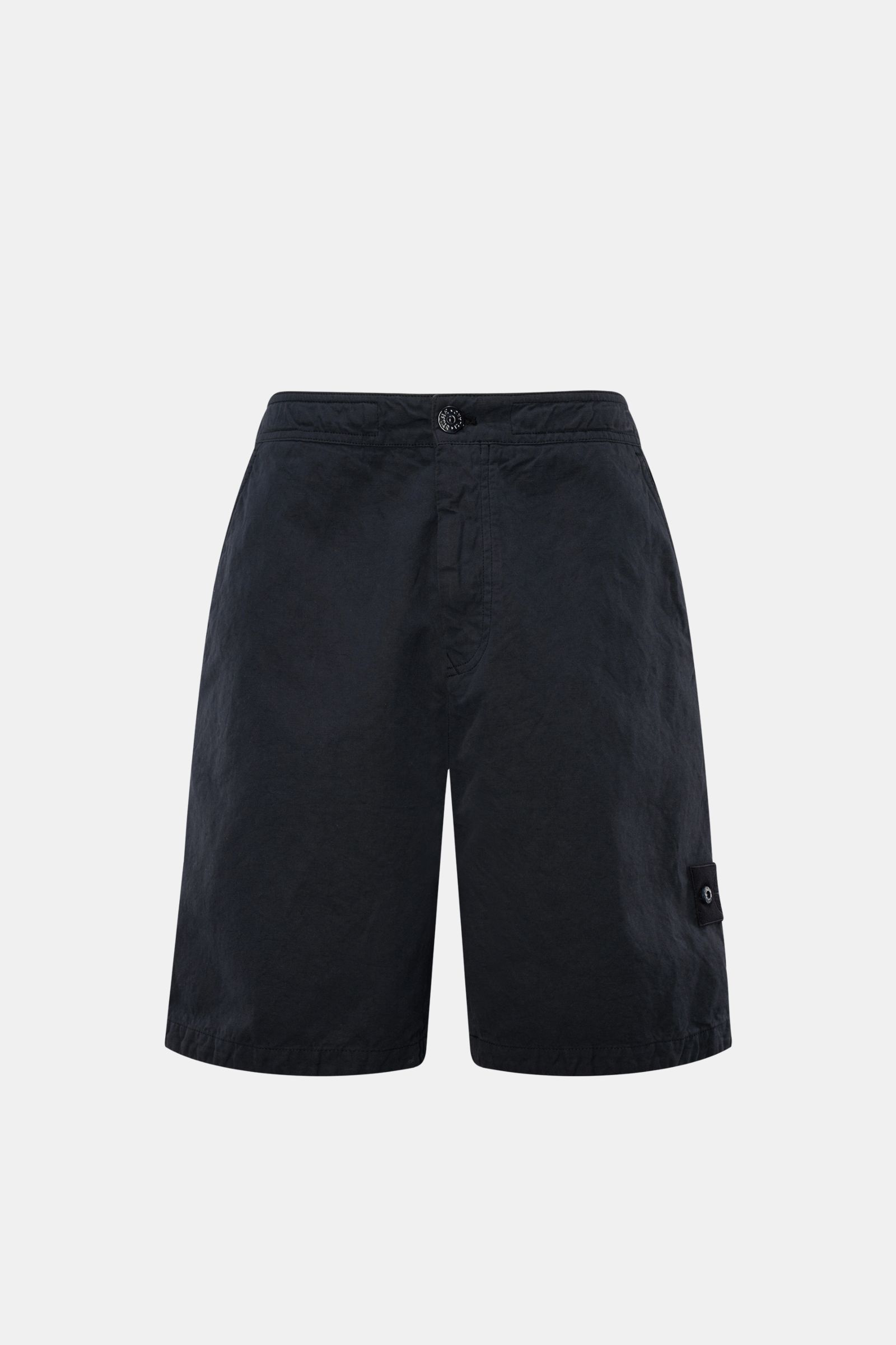 Stone Island Shorts 'Ghost Piece' navy shown from the front, made of cotton-linen canvas with zipper, button, tonal compass badge, French pockets, and back patch pockets. Monochromes Sommer-Piece: die komfortablen Shorts von STONE ISLAND aus der 'Ghost