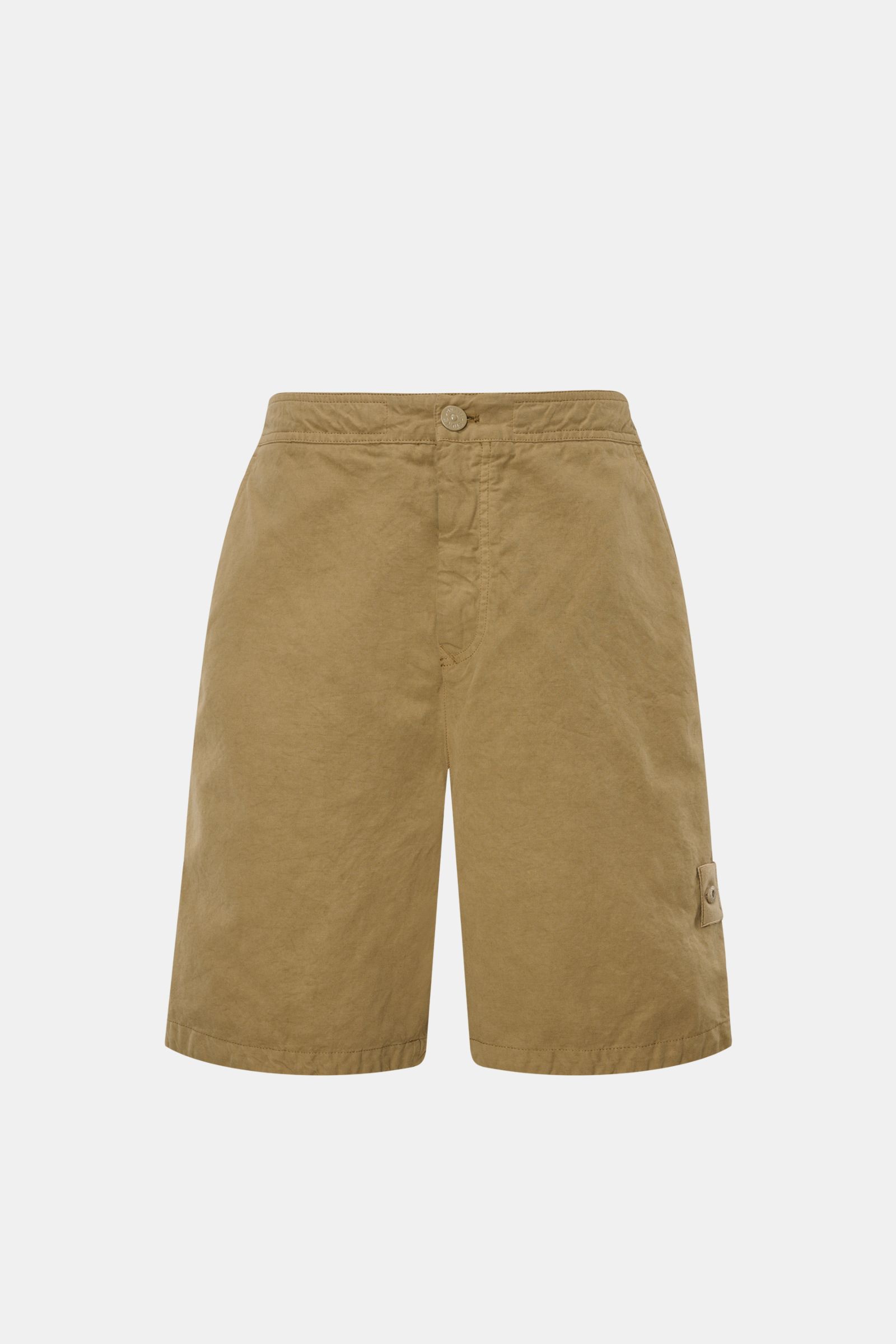 Stone Island Shorts 'Ghost Piece' khaki shown from the front on a white background, made of cotton-linen canvas with tonal compass badge, zipper, button, French pockets, and patch back pockets; Monochromes Sommer-Piece: die komfortablen Shorts von STONE I