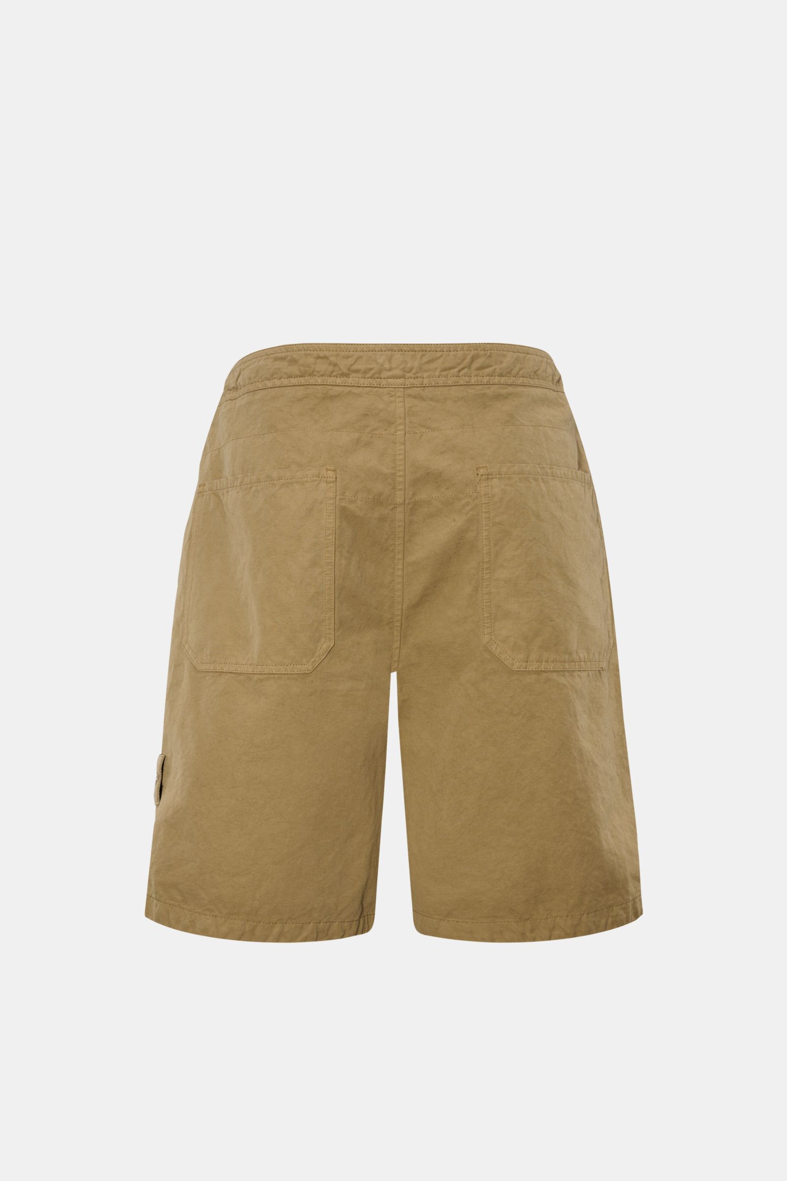 Stone Island Shorts 'Ghost Piece' khaki shown from the back, made of robust cotton-linen canvas with tonal compass badge, garment dyed, regular fit, zipper and button, French pockets, and patch back pockets. Monochromes Sommer-Piece: die komfortablen Shor