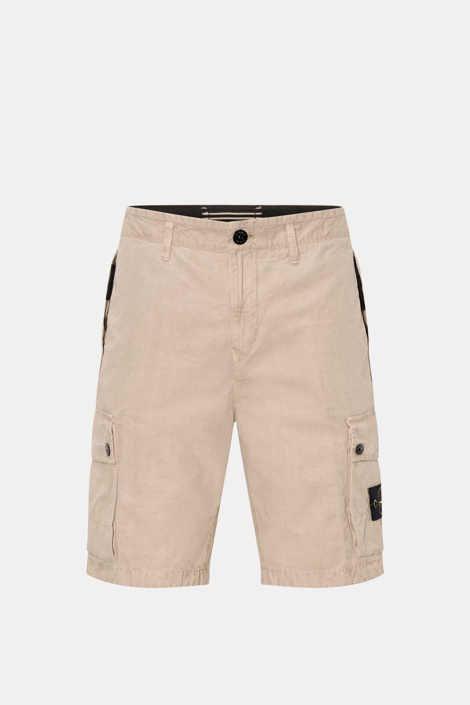 Stone Island Cargo-Bermudas beige, frontale Ansicht, reine Baumwolle, hohe Bundhöhe, praktische Cargotaschen mit Druckknöpfen und Kompass-Badge.