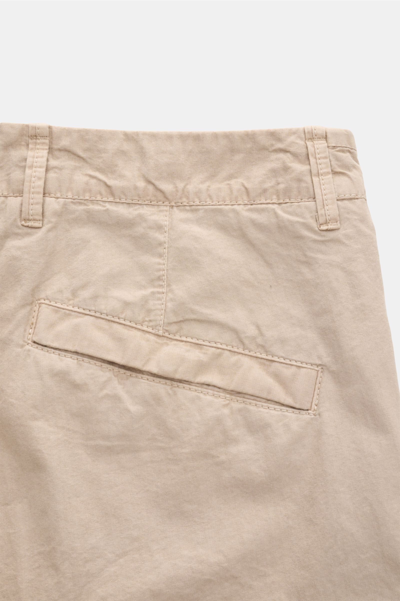 Stone Island Cargo-Bermudas beige aus reiner, leichter Baumwolle mit weichem Griff, hoher Bundhöhe und paspelierter Gesäßtasche, Rückansicht.