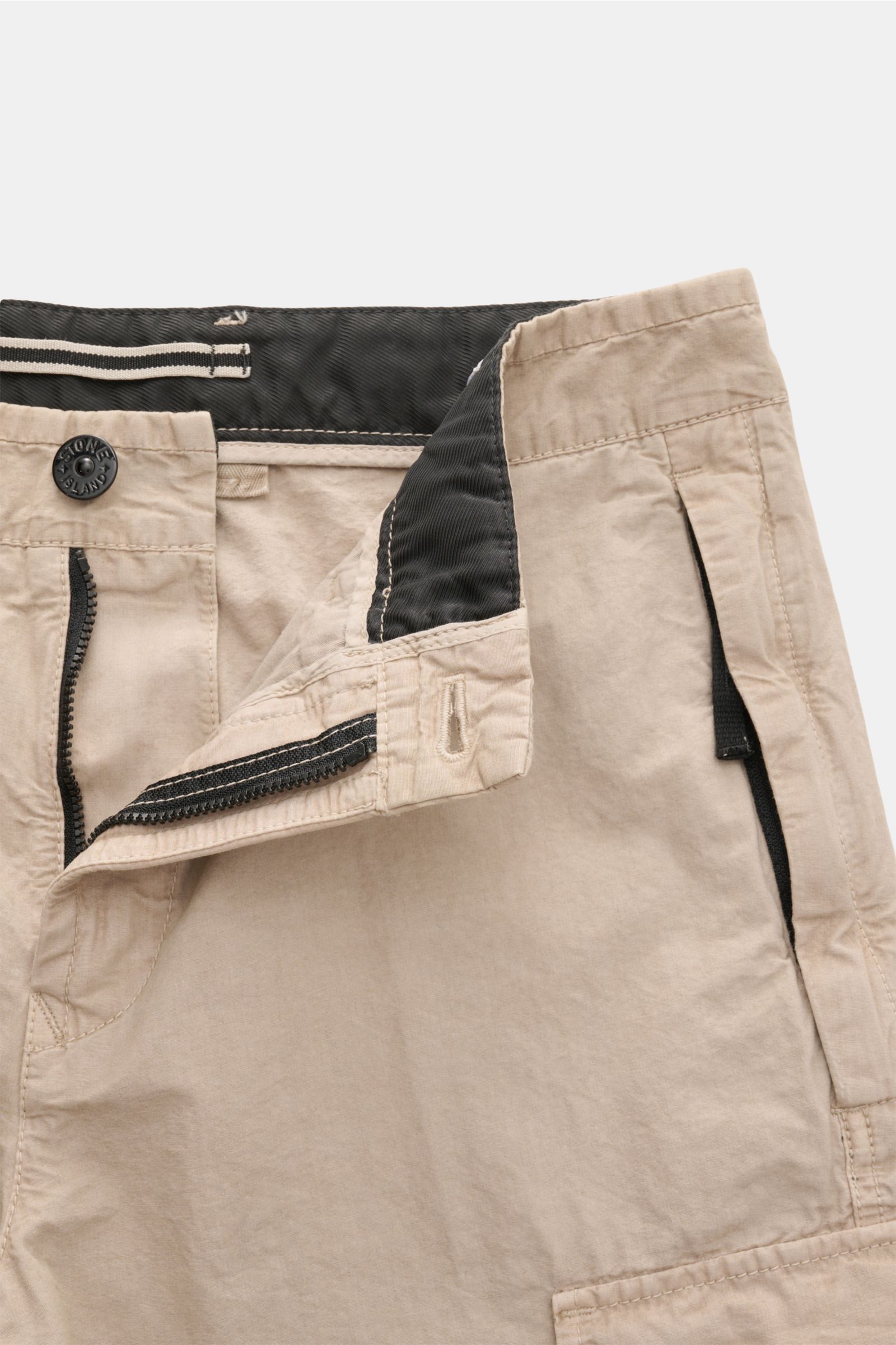 Stone Island Cargo-Bermudas beige aus leichter Baumwolle, Regular Fit, hohe Bundhöhe, mit Reißverschluss, Bundknopf und Cargotaschen, Nahaufnahme von vorne.