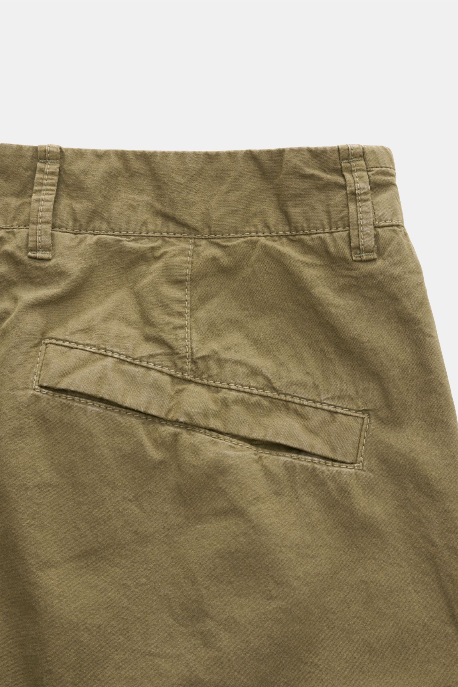 Nahaufnahme der Stone Island Cargo-Bermudas oliv von hinten, zeigt paspelierte Gesäßtasche, hohen Bund und weiche Baumwollqualität.