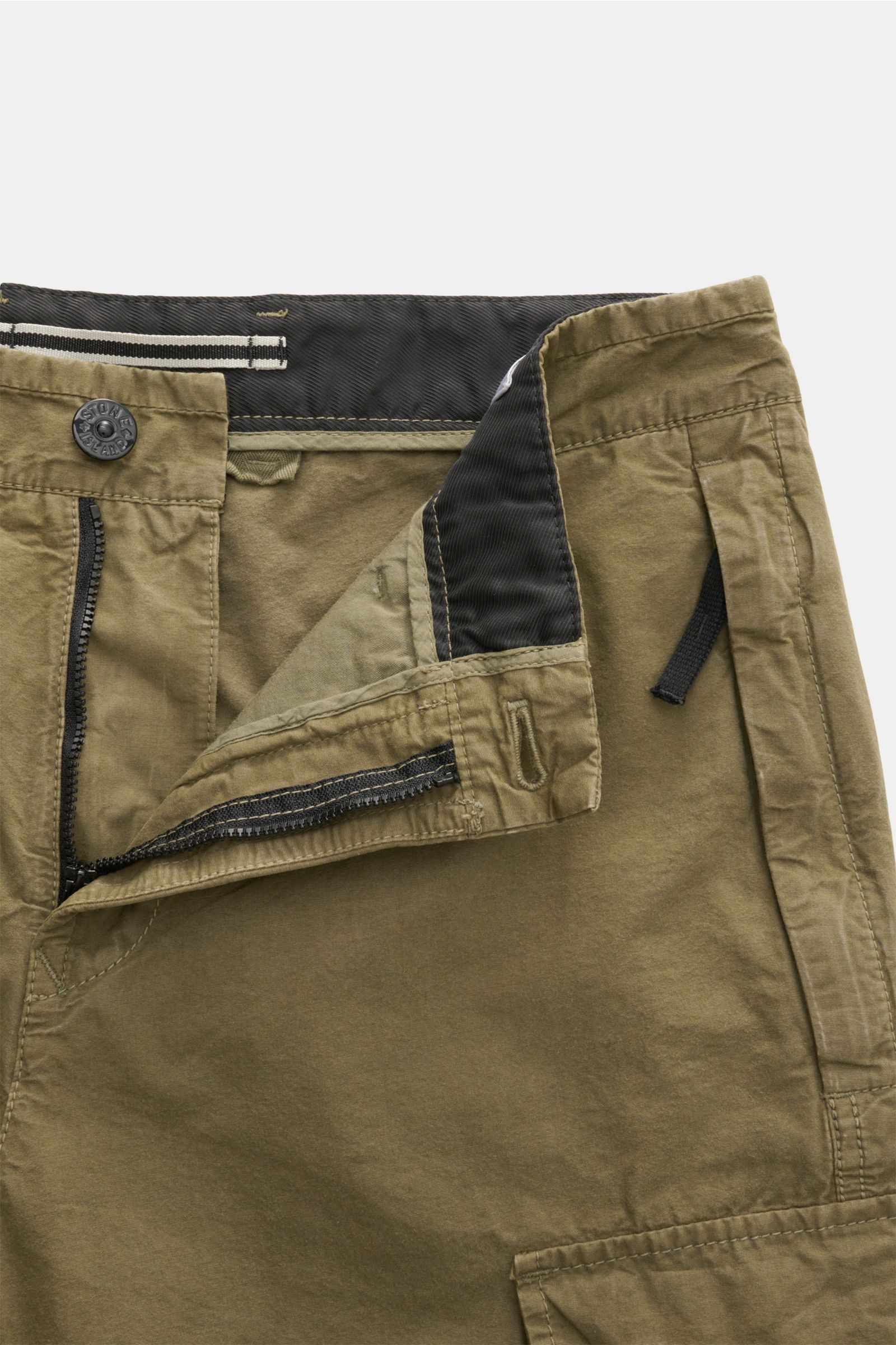 Stone Island Cargo-Bermudas oliv aus leichter Baumwolle, Regular Fit, hohe Bundhöhe, Cargo- und Hüfttaschen mit Zipper, Front offen, Nahaufnahme.