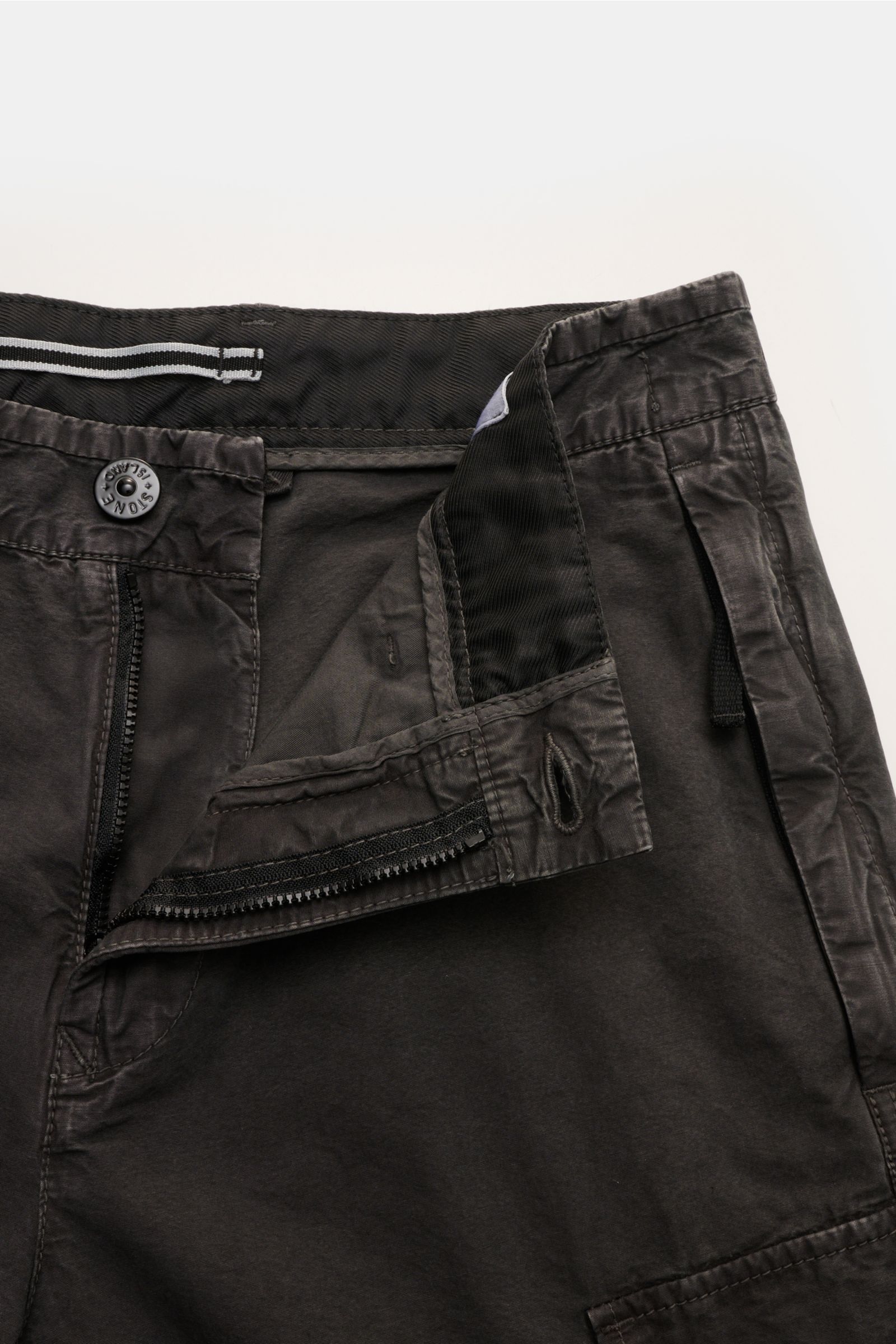 Stone Island Cargo-Bermudas dunkelgrau aus reiner Baumwolle, Regular Fit, geöffnet mit Reißverschluss, Bundknopf, seitliche Hüft- und Cargotaschen.