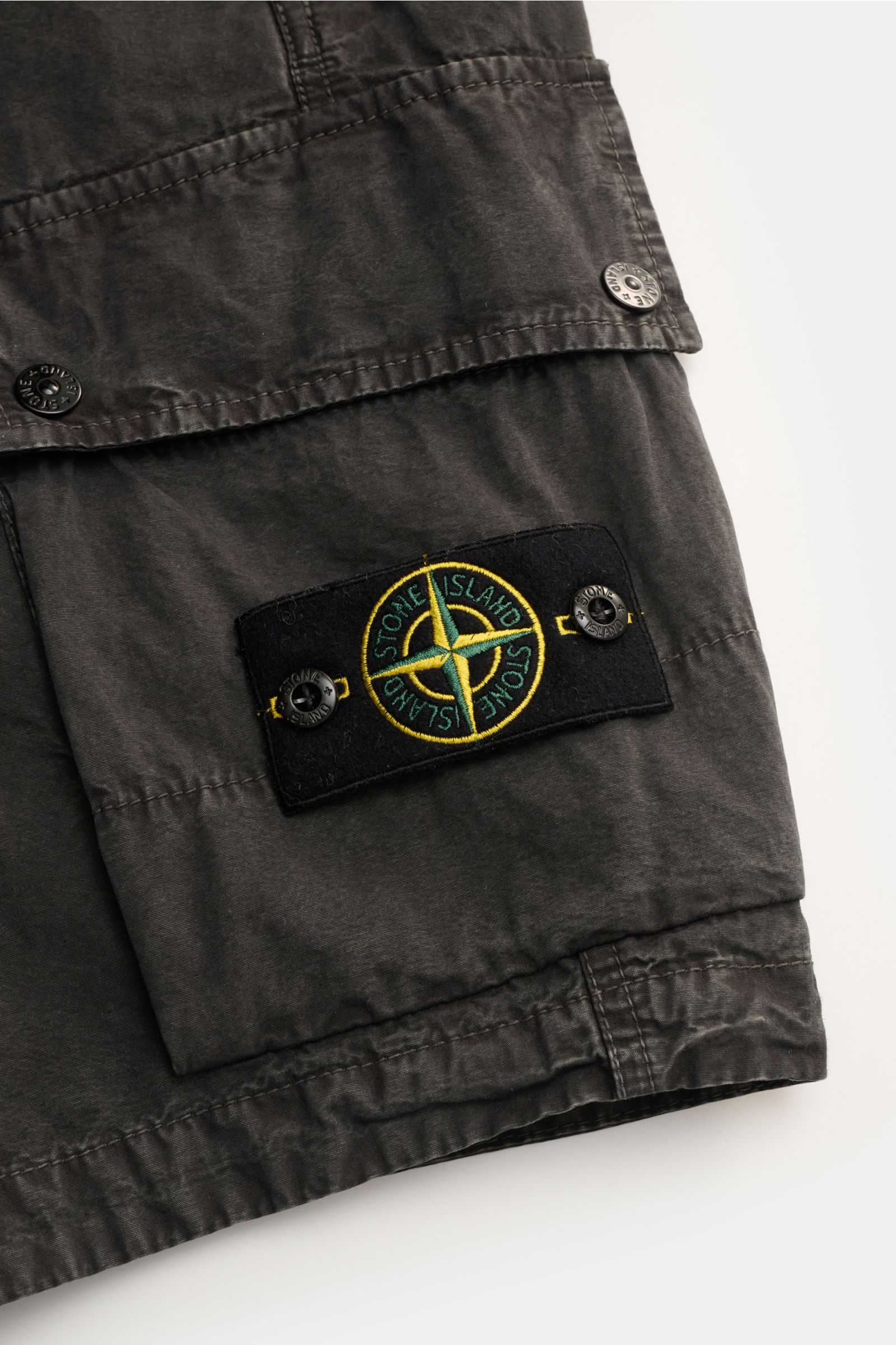 Stone Island Cargo-Bermudas dunkelgrau, Detailaufnahme seitlich mit Kompass-Badge, Cargotaschen, Baumwolle, weicher Griff, Regular Fit.