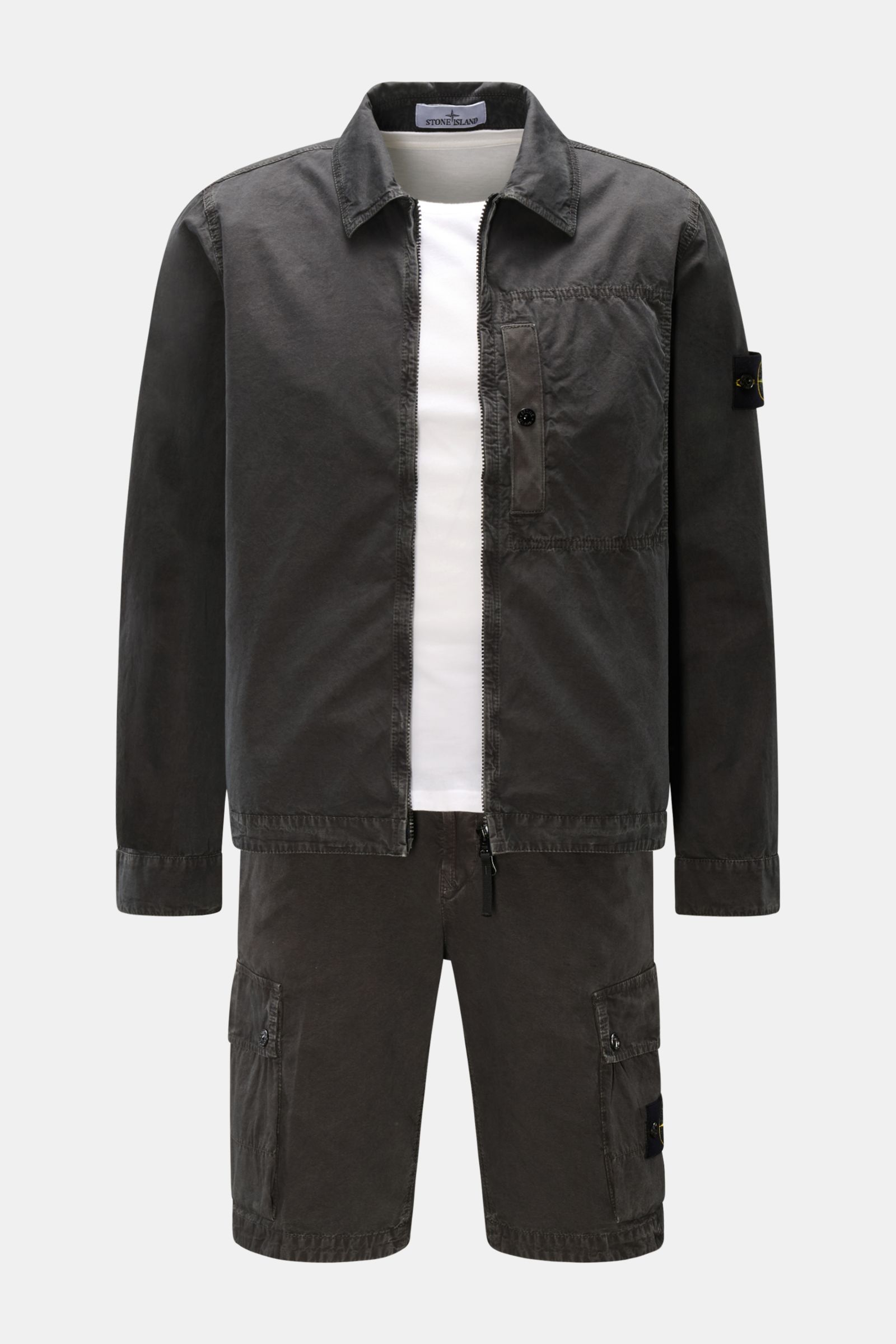 Stone Island Cargo-Bermudas dunkelgrau in Regular Fit, aus reiner Baumwolle mit Cargotaschen, Reißverschluss und Kompass-Badge, frontale Ansicht.