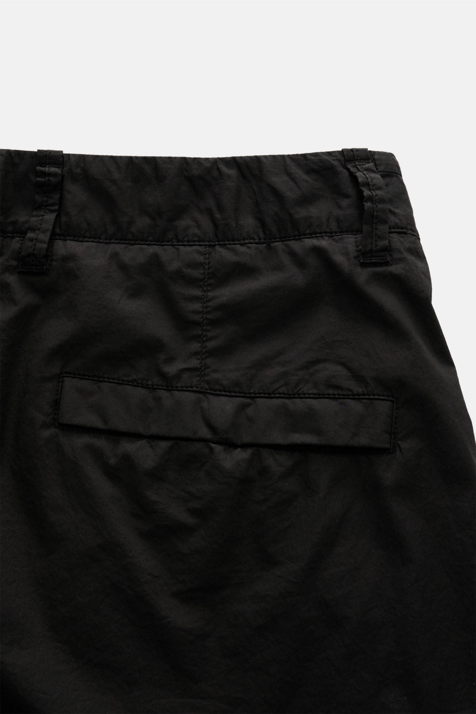Close-up rear view of Stone Island Cargo-Bermudas dark navy showing high waistband, back pocket with button, and soft cotton fabric. Garantiert lässiger Tragekomfort: die bequemen Cargo-Bermudas von STONE ISLAND aus leichter Baumwolle sind ein echter Frei