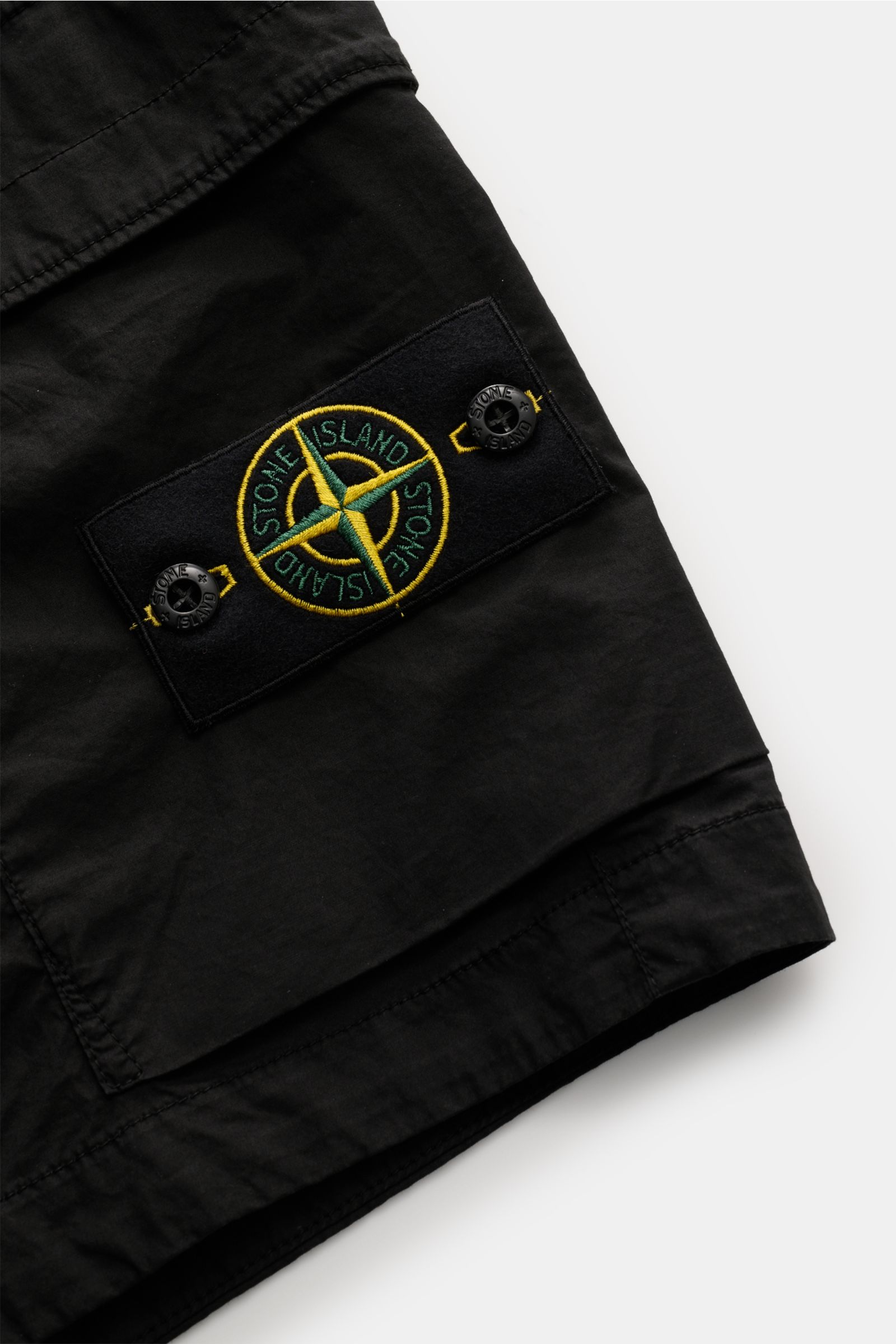 Close-up side view of Stone Island Cargo-Bermudas dark navy showing the cargo pocket with compass badge, made of soft, lightweight cotton. Guaranteed casual comfort: the comfortable cargo bermudas from STONE ISLAND in light cotton are a true all-rounder f