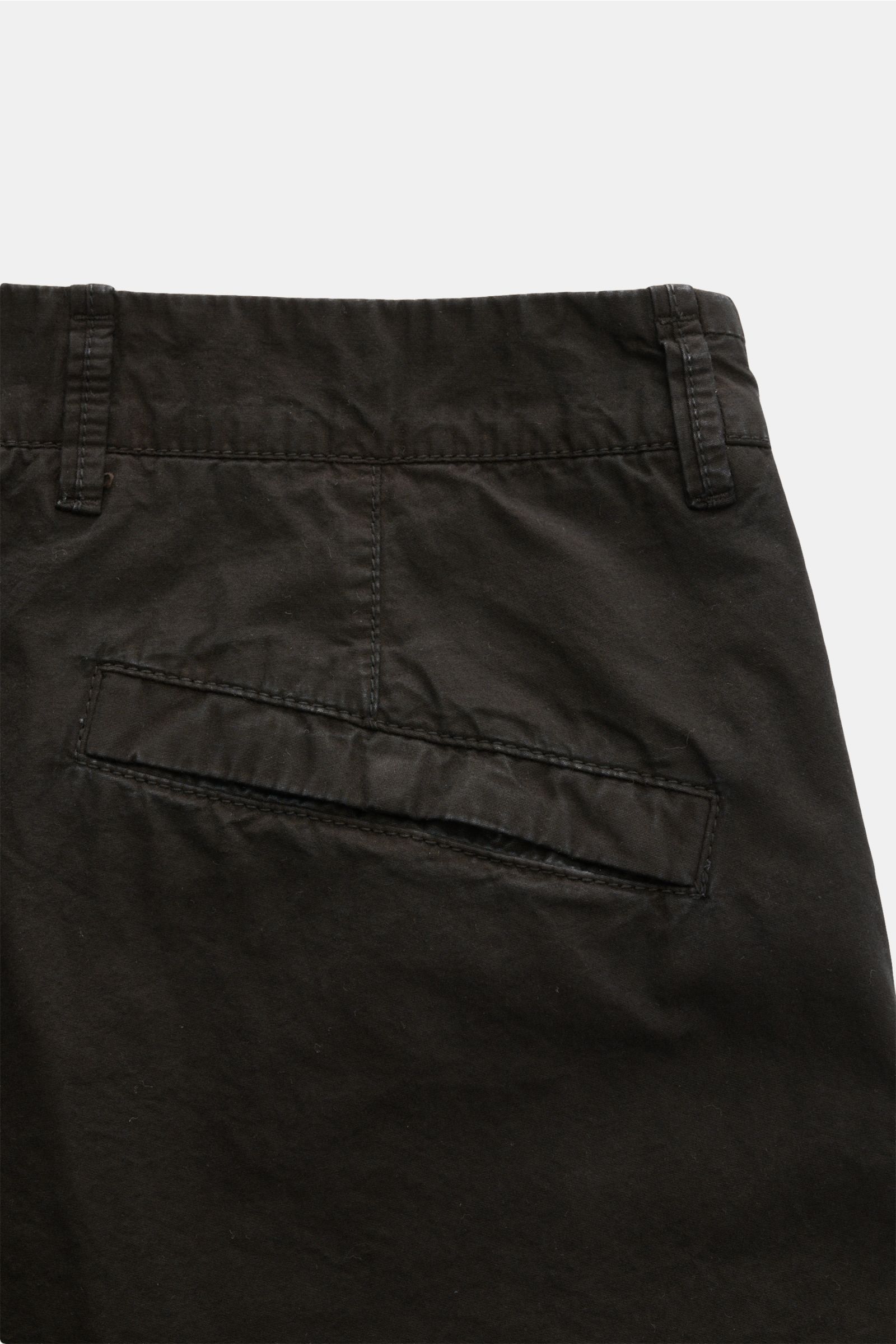 Stone Island Cargo-Bermudas schwarz, Detailansicht der paspelierten Gesäßtasche mit Knopf, aus leichter Baumwolle, Regular Fit, hoher Bund.
