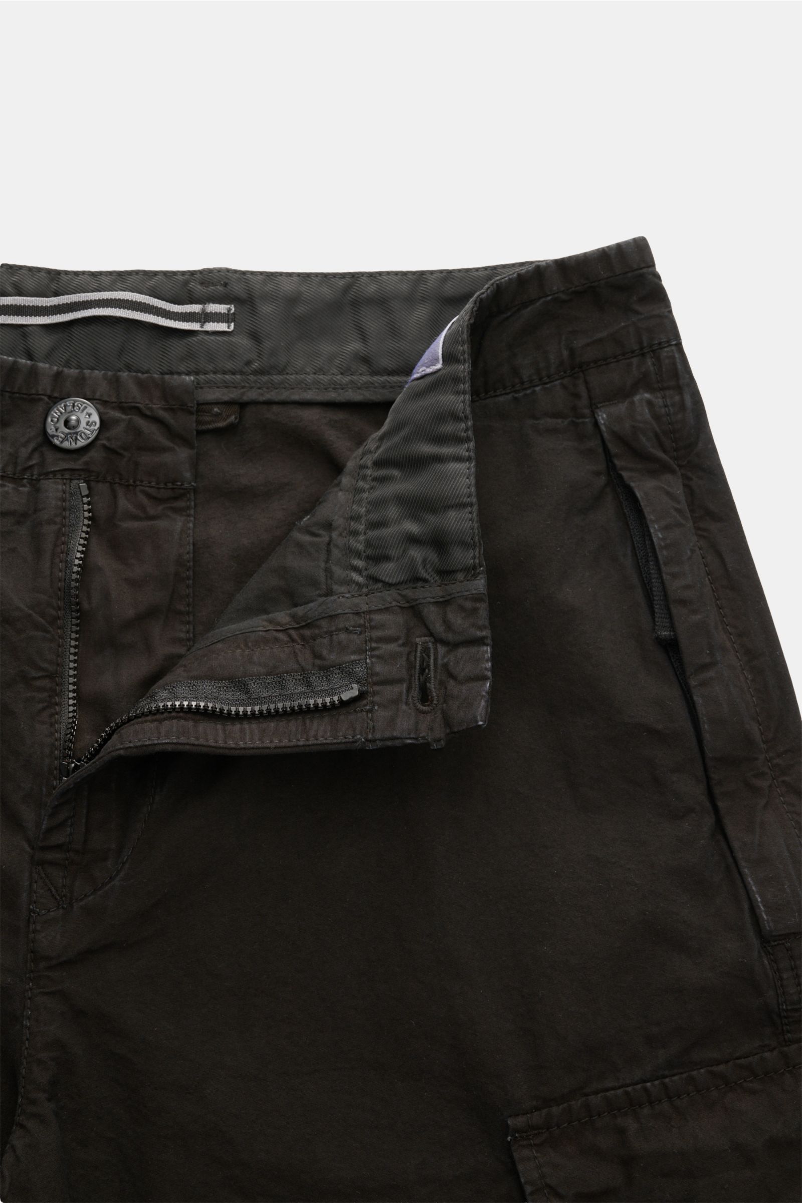 Stone Island Cargo-Bermudas schwarz aus leichter Baumwolle, Regular Fit, hohe Bundhöhe, Front mit Reißverschluss, Knopf, Hüfttaschen mit Zipper, Cargotaschen mit Druckknöpfen, Kompass-Badge, von oben fotografiert.