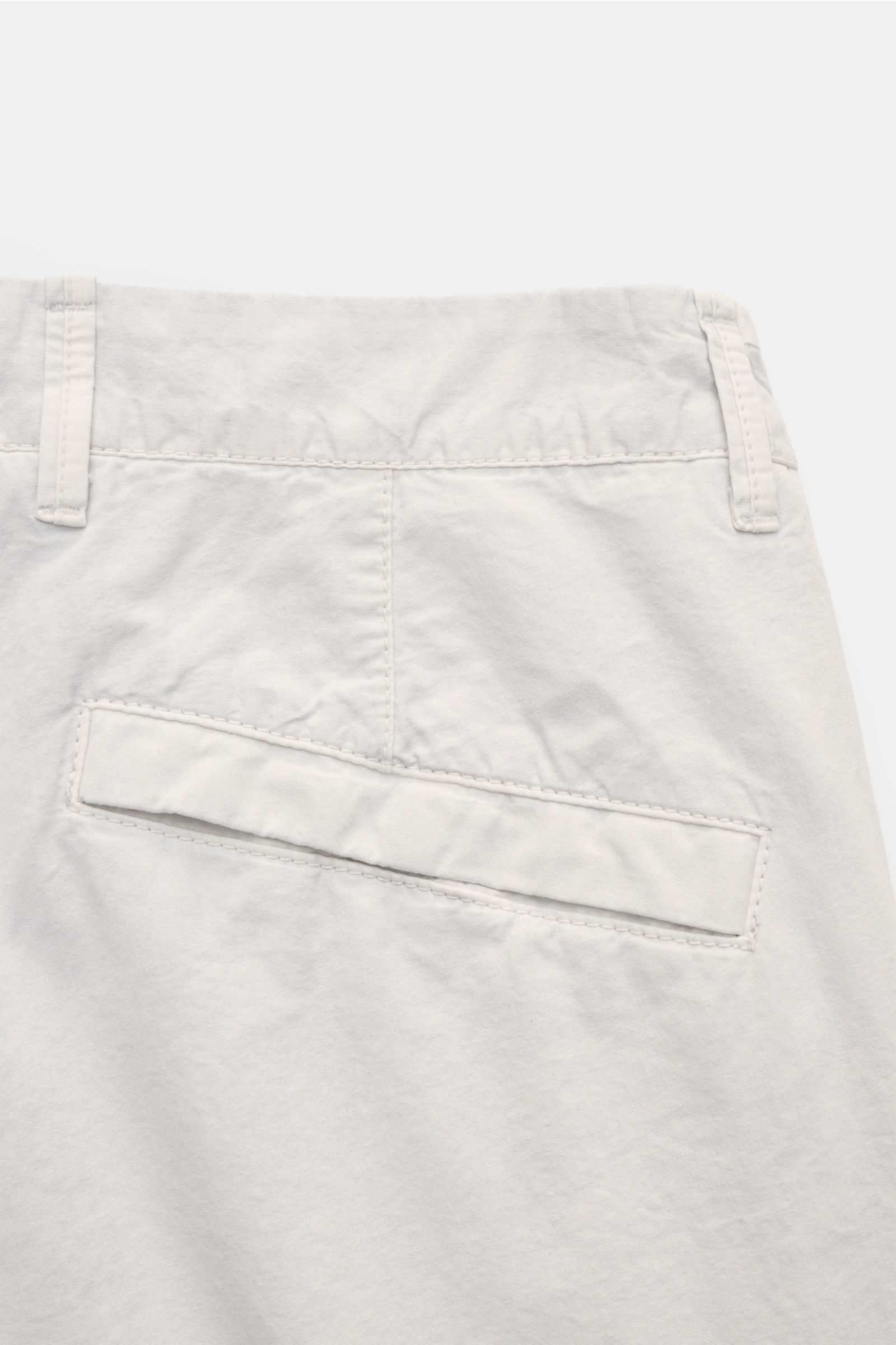 Stone Island Cargo-Bermudas hellgrau, Rückansicht, reine Baumwolle, weicher Griff, Regular Fit, Gesäßtasche mit Knopf, garment dyed.