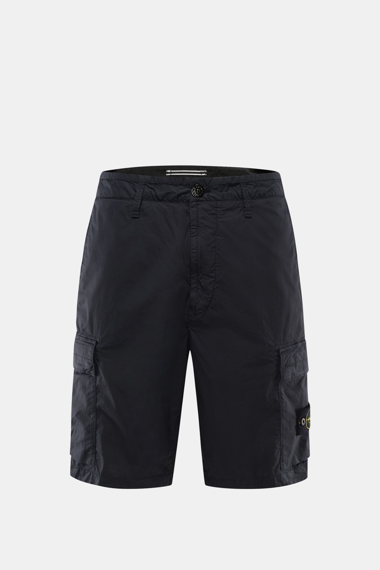 Stone Island Cargo-Shorts navy, frontale Ansicht, aus leicht elastischer Baumwolle mit Cargotaschen, Reißverschluss, Bundknopf und Kompass-Badge.