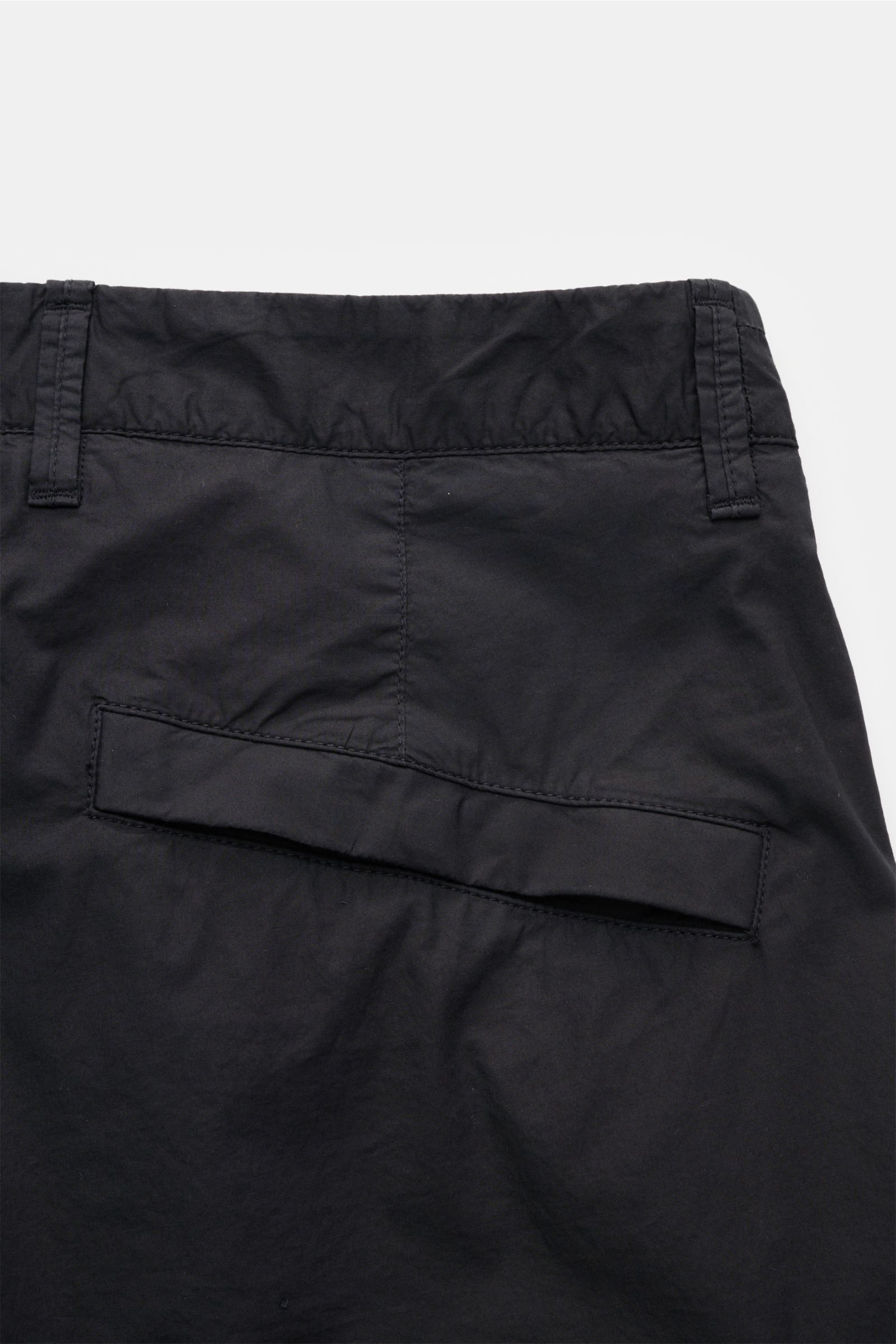 Stone Island Cargo-Shorts navy, Detailansicht der Leistentasche am Gesäß aus leicht elastischer Baumwolle mit weichem Griff, navyfarben.
