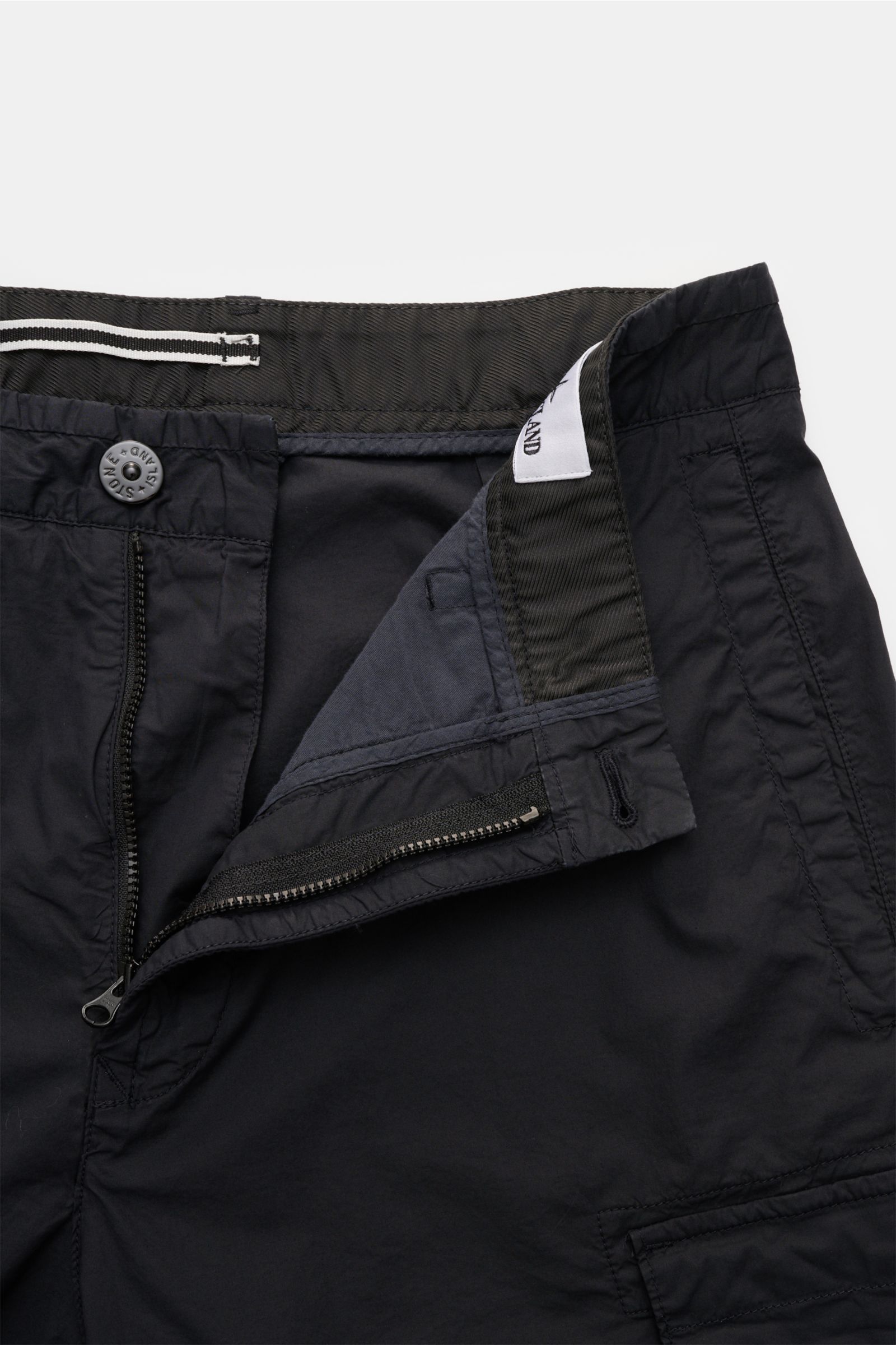 Stone Island Cargo-Shorts navy in Nahaufnahme von vorne mit offenem Reißverschluss, Bundknopf, Seitentaschen und weichem Baumwollstoff.