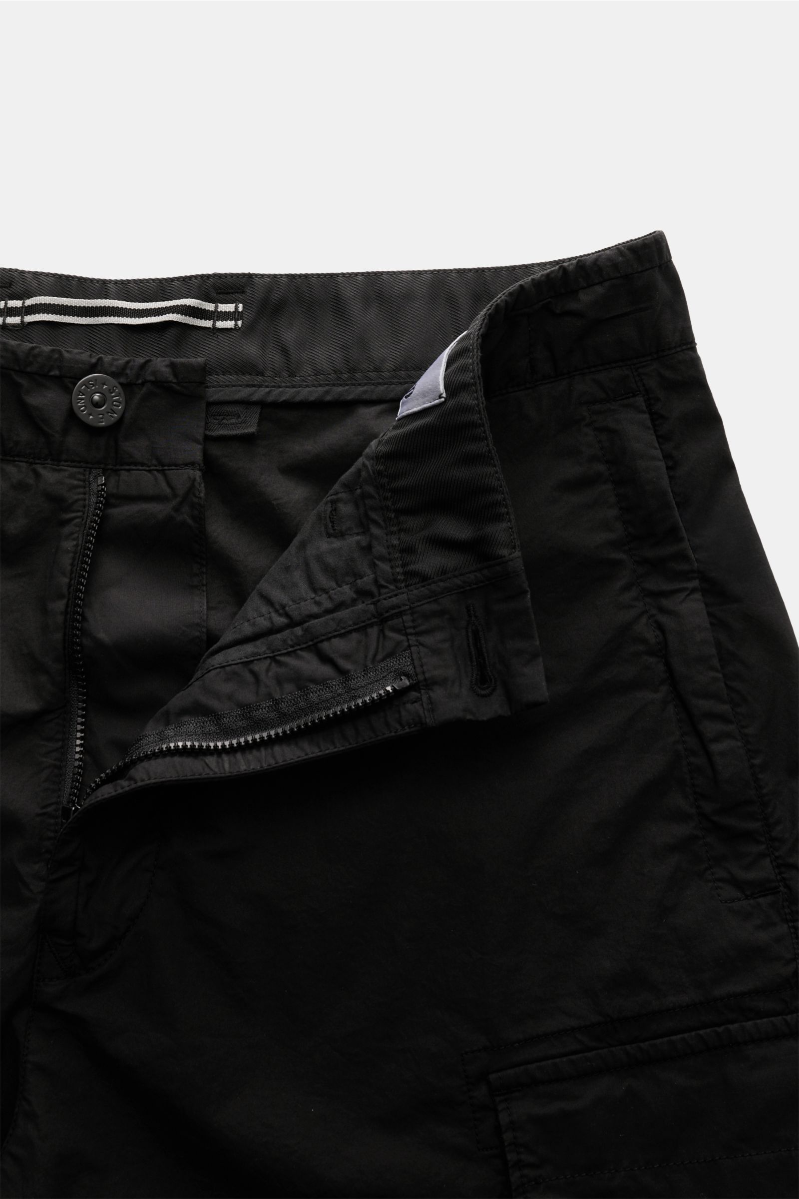 Stone Island Cargo-Shorts schwarz aus leichter Baumwolle, Regular Fit, hohe Bundhöhe, Zippertaschen, Druckknöpfe, frontale Nahaufnahme.