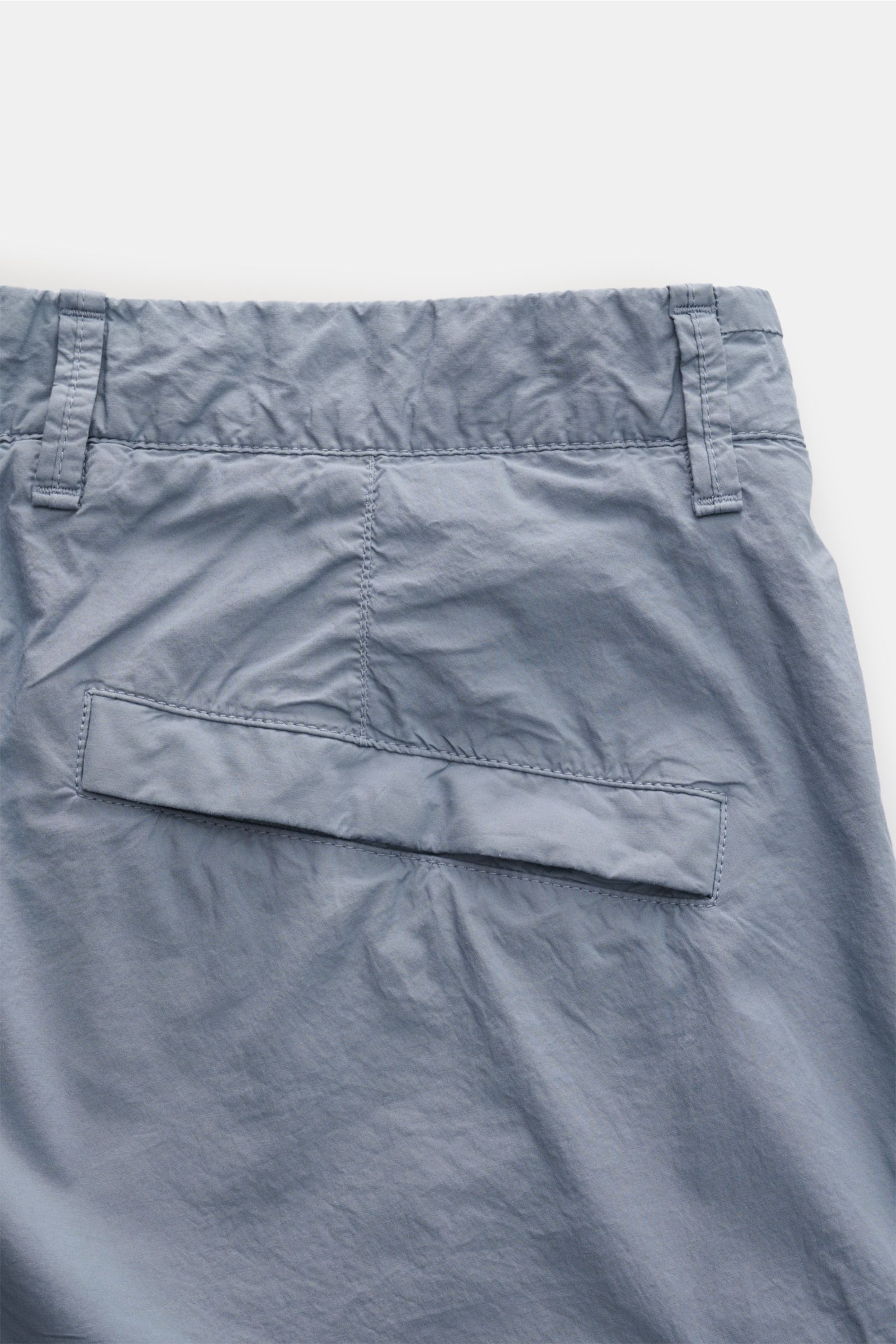 Stone Island Cargo-Shorts rauchblau, Detailaufnahme von hinten mit Leistentasche, leichter Baumwolle, weichem Griff und regular Fit.
