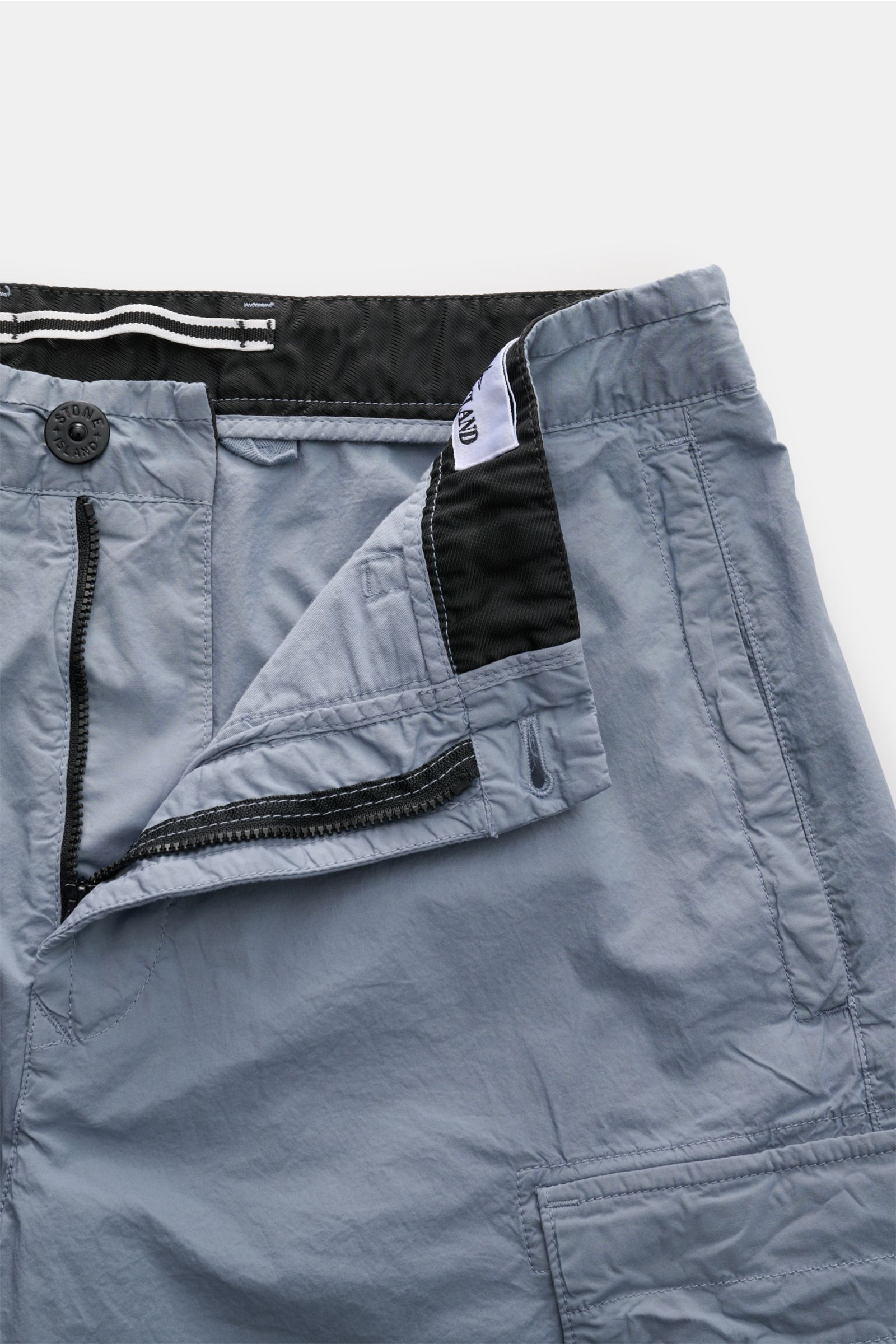 Stone Island Cargo-Shorts rauchblau, frontale Nahaufnahme mit offenem Reißverschluss, Cargotaschen, weicher Baumwolle und Kompass-Badge.