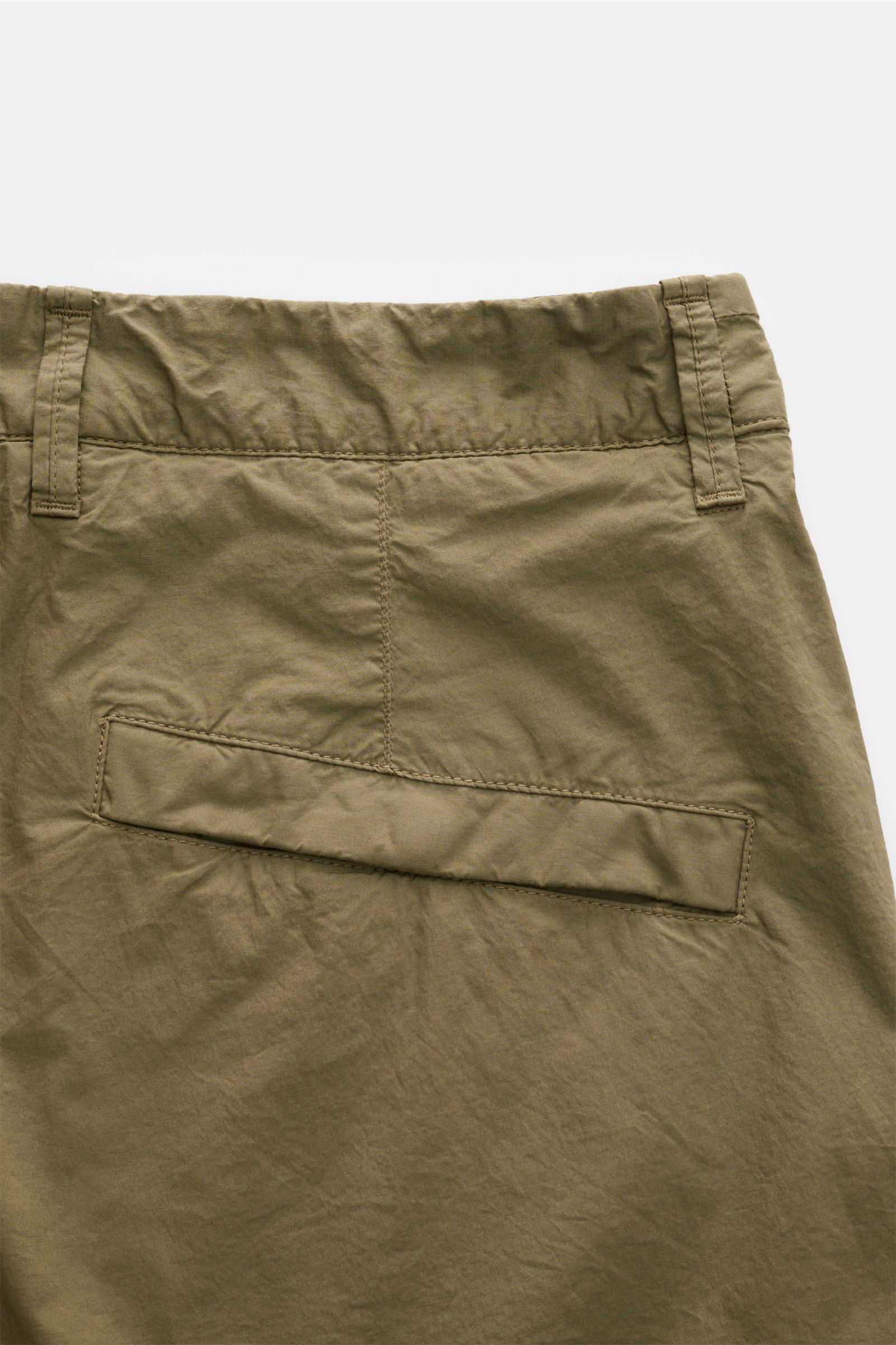 Stone Island Cargo-Shorts oliv aus leicht elastischer Baumwolle, weicher Griff, Regular Fit, Detailansicht der Leistentasche am Gesäß.