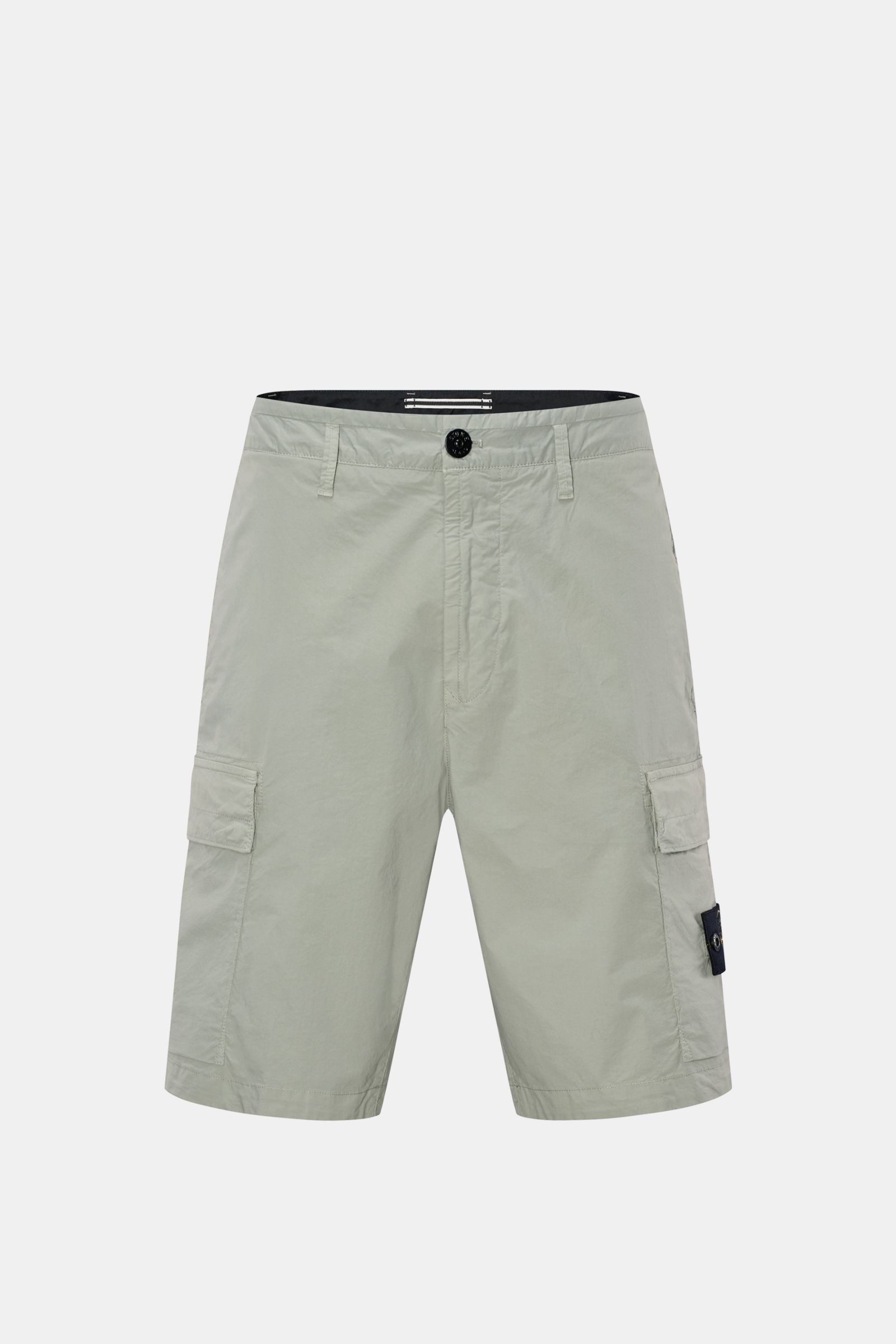 Stone Island Cargo-Shorts salbei, frontale Aufnahme, aus leicht elastischer Baumwolle, Regular Fit, mit Cargotaschen, Bundknopf, Reißverschluss und Kompass-Badge.