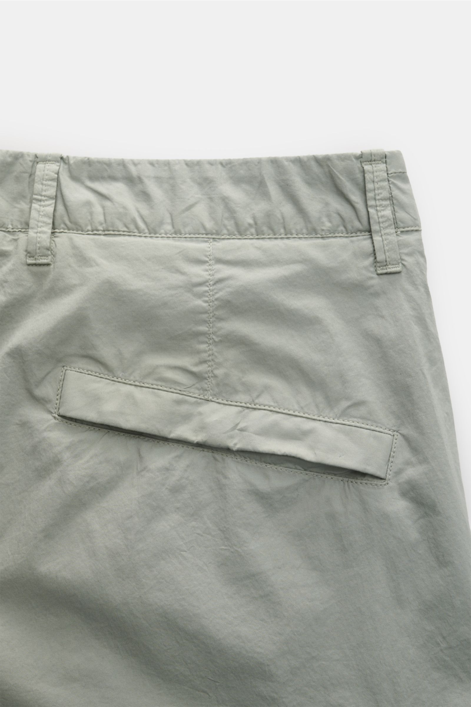 Stone Island Cargo-Shorts salbei, Rückansicht nah, leichte Baumwolle, weicher Griff, Regular Fit, Leistentasche am Gesäß, Cargotasche.