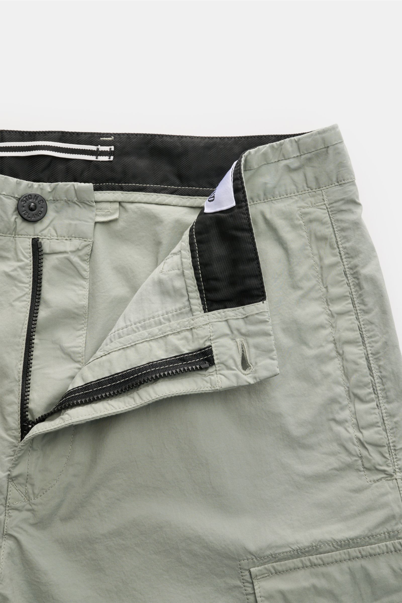 Stone Island Cargo-Shorts salbei aus leicht elastischer Baumwolle mit Reißverschluss, Bundknopf, Cargotaschen und Kompass-Badge, Detailansicht.