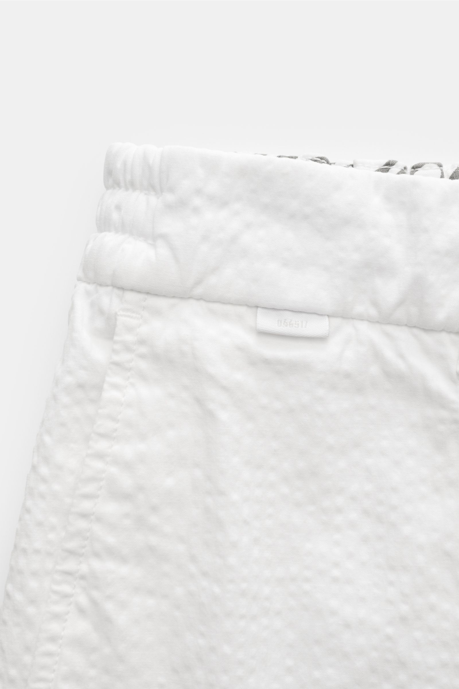 04651/ A trip in a bag Badeshorts 'Plain Swim' off-white, schräg von oben, aus weicher schnelltrocknender Microfaser mit Tunnelzugbund, Taschen und kleinem Weblabel.