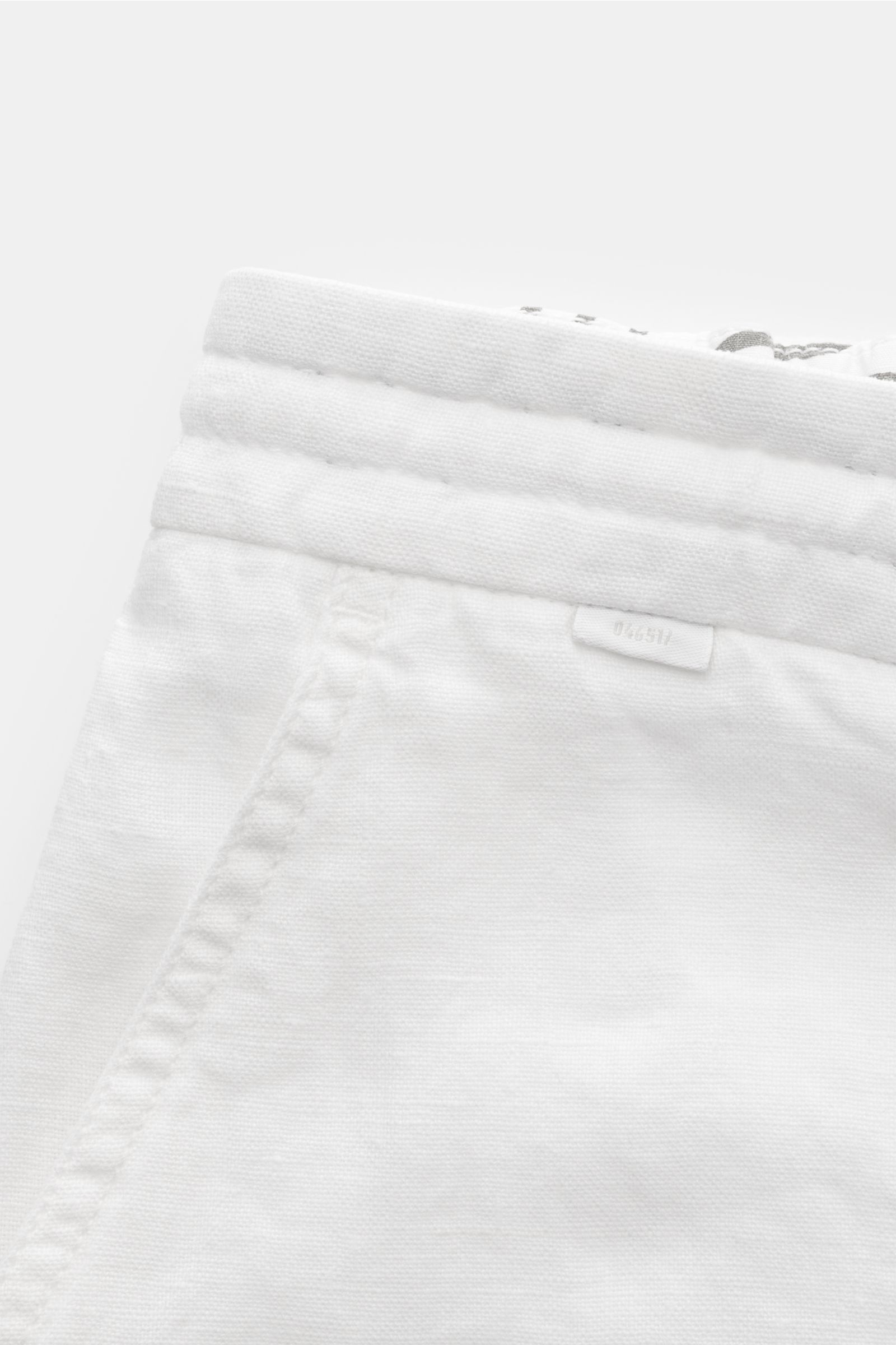 Close-up front view of 04651/ A trip in a bag Linen bermudas 'Linen Bermuda' white showing elasticated waistband with drawstring and French pocket.

Description: These airy Bermudas by 04651/ A TRIP IN A BAG are a must-have for your next beach holiday.