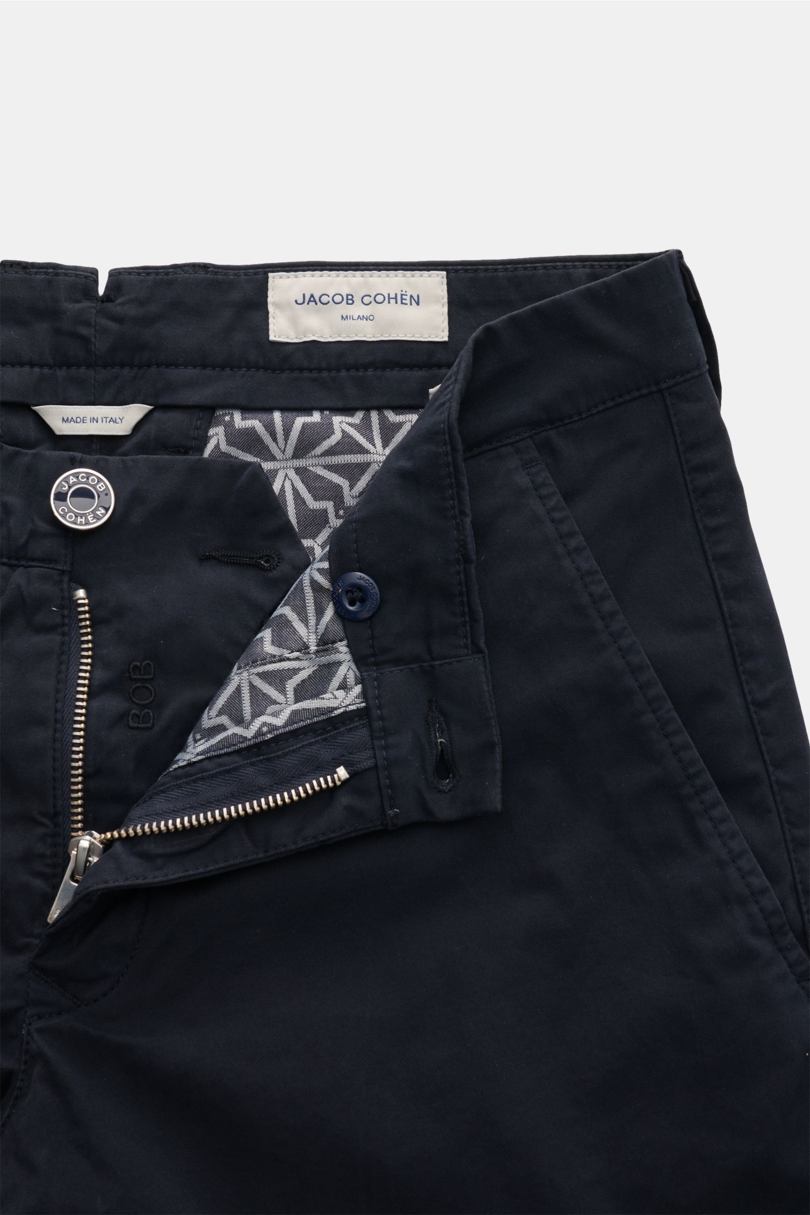Jacob Cohen Bermudas 'Bob' navy in Slim Fit, garment dyed aus elastischer Baumwolle mit Button Fly, französischen Taschen, Leather Patch, Detailaufnahme von vorne.