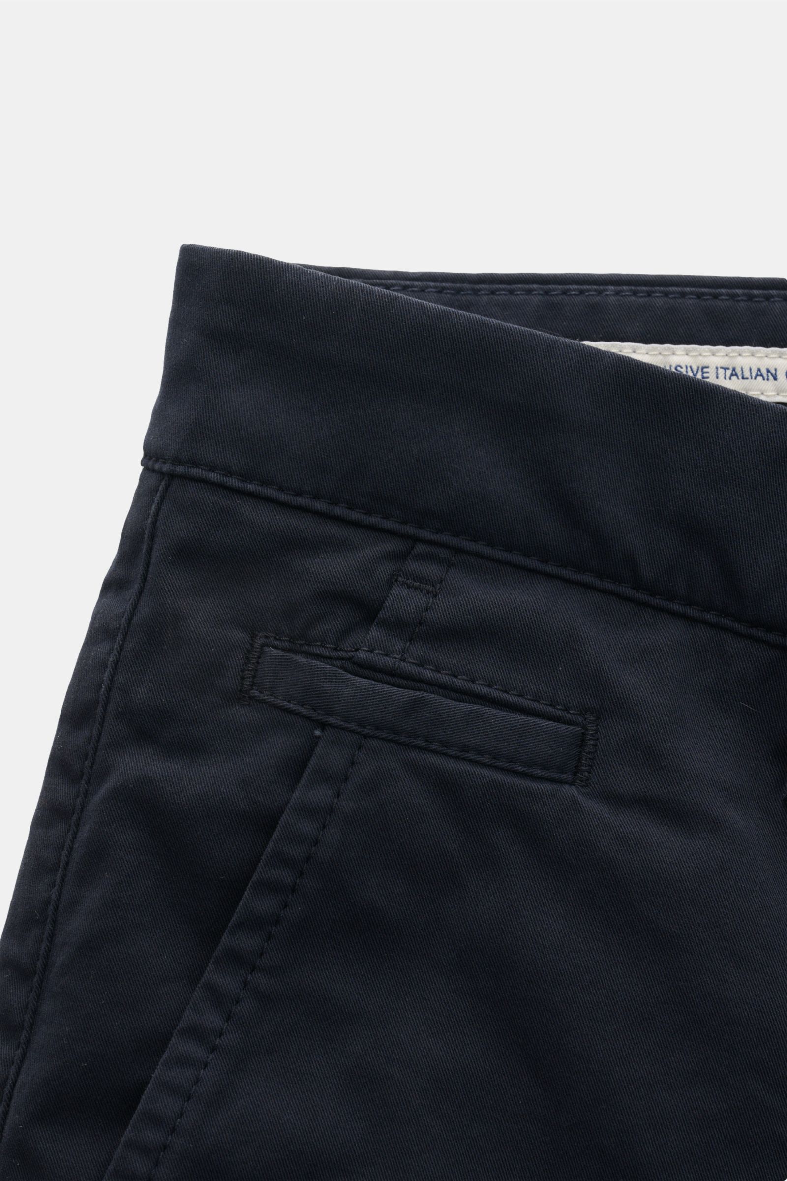 Jacob Cohen Bermudas 'Bob' navy, Detailaufnahme von Bund und französischer Tasche, garment dyed, elastische Baumwolle, Slim Fit, Leather Patch.