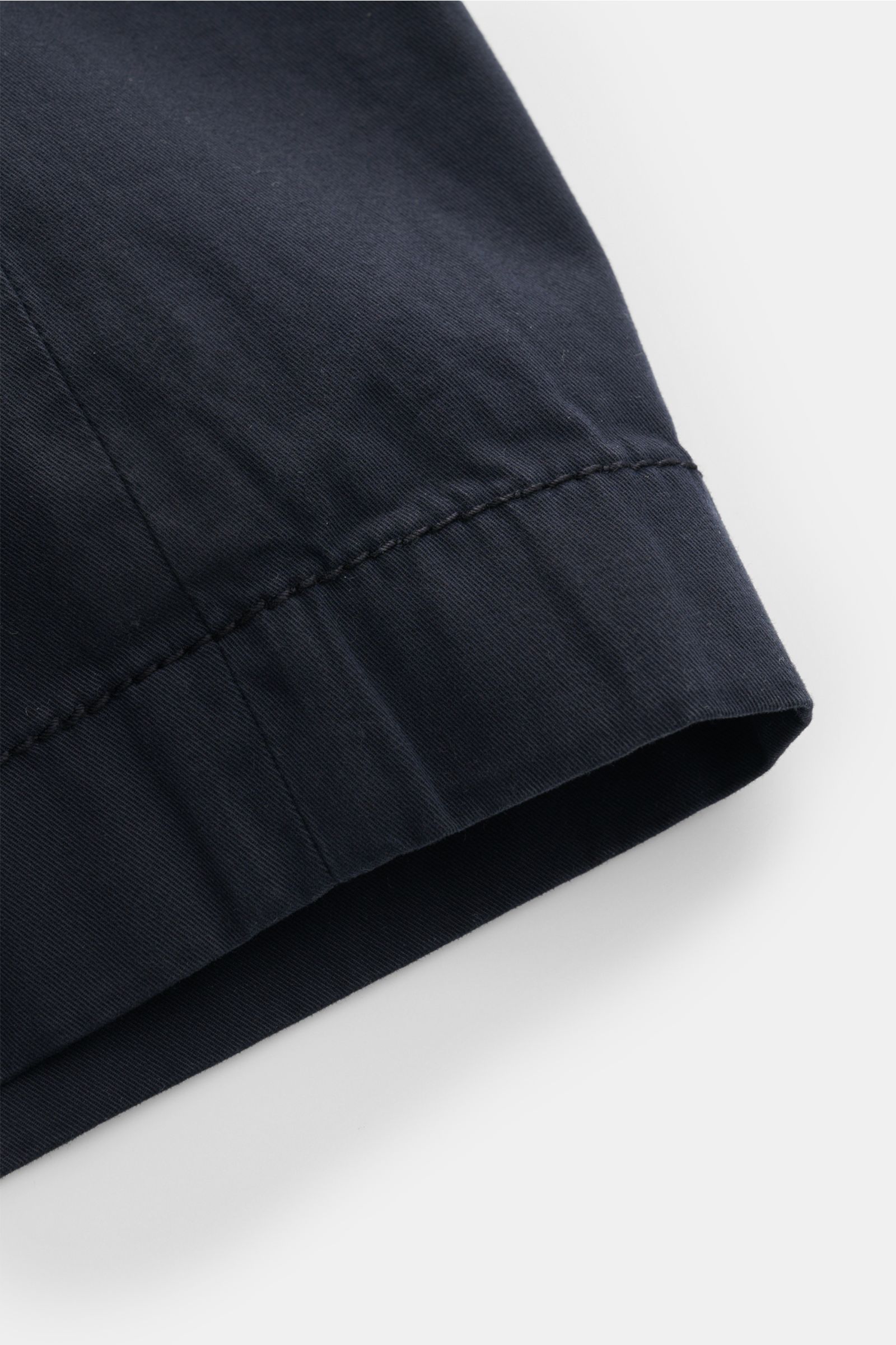 Jacob Cohen Bermudas 'Bob' navy, Detailaufnahme Saum aus weicher, elastischer, garment dyed Baumwolle mit feiner Köperstruktur, Slim Fit.