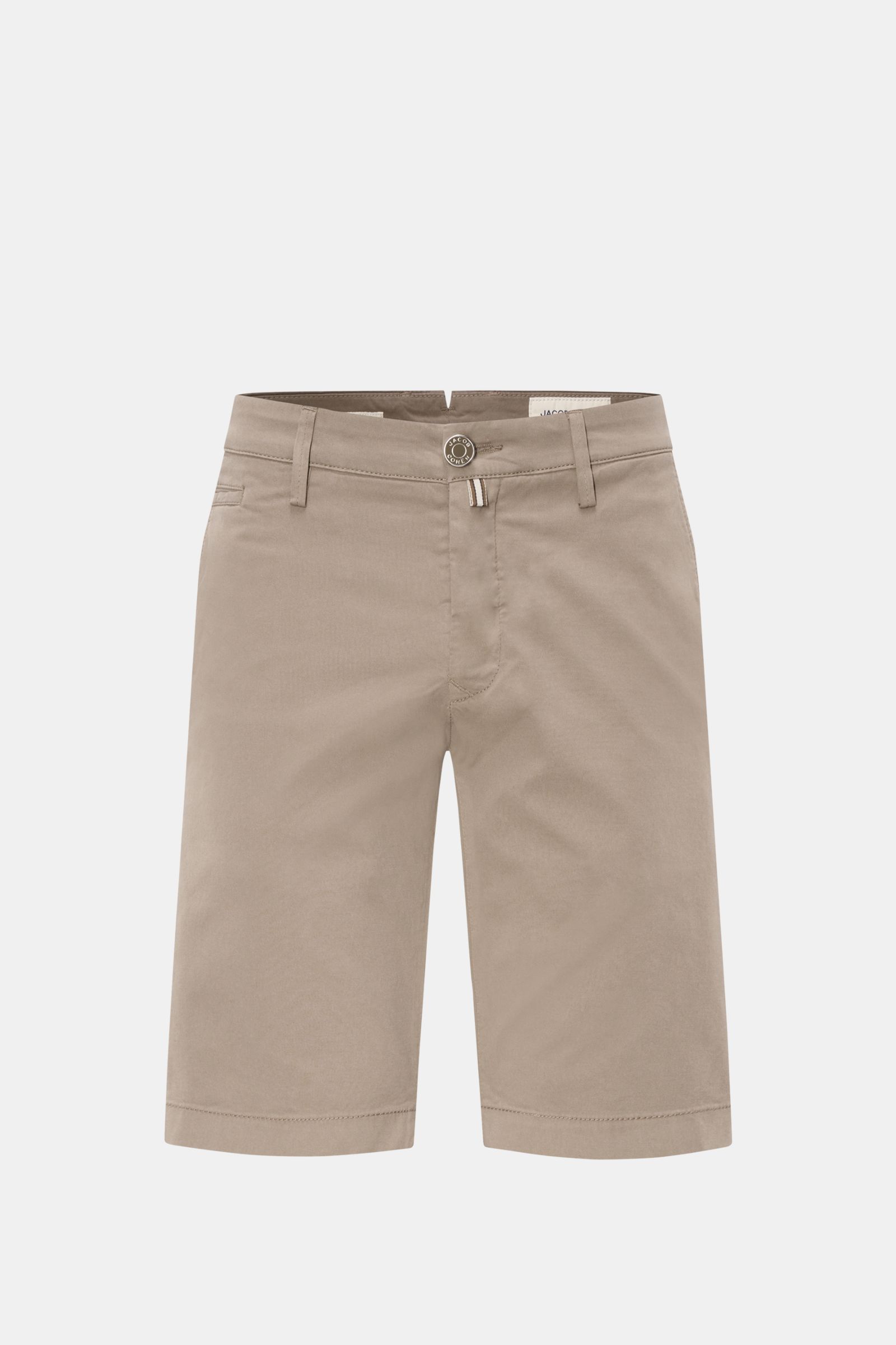 Jacob Cohen Bermudas 'Bob' graubraun, Slim Fit, aus elastischer Baumwolle mit Button Fly, französischen Taschen, Leather Patch, frontale Ansicht.