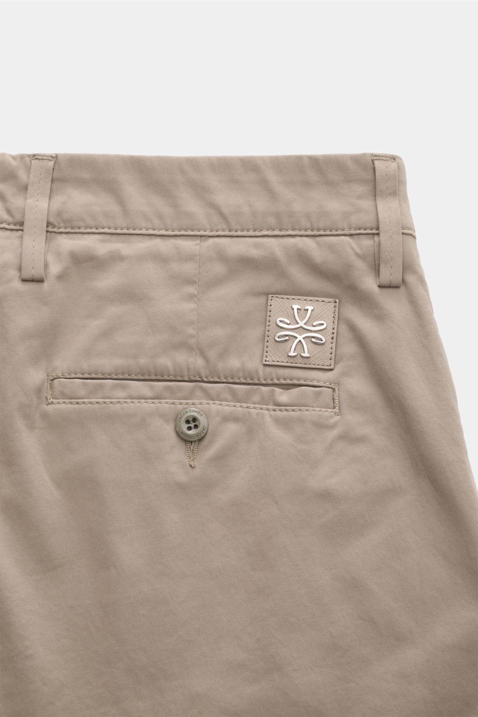 Jacob Cohen Bermudas 'Bob' graubraun, Rückansicht Details mit Leather Patch, Knopf-Gesäßtasche, elastische Baumwolle, Slim Fit, garment dyed.