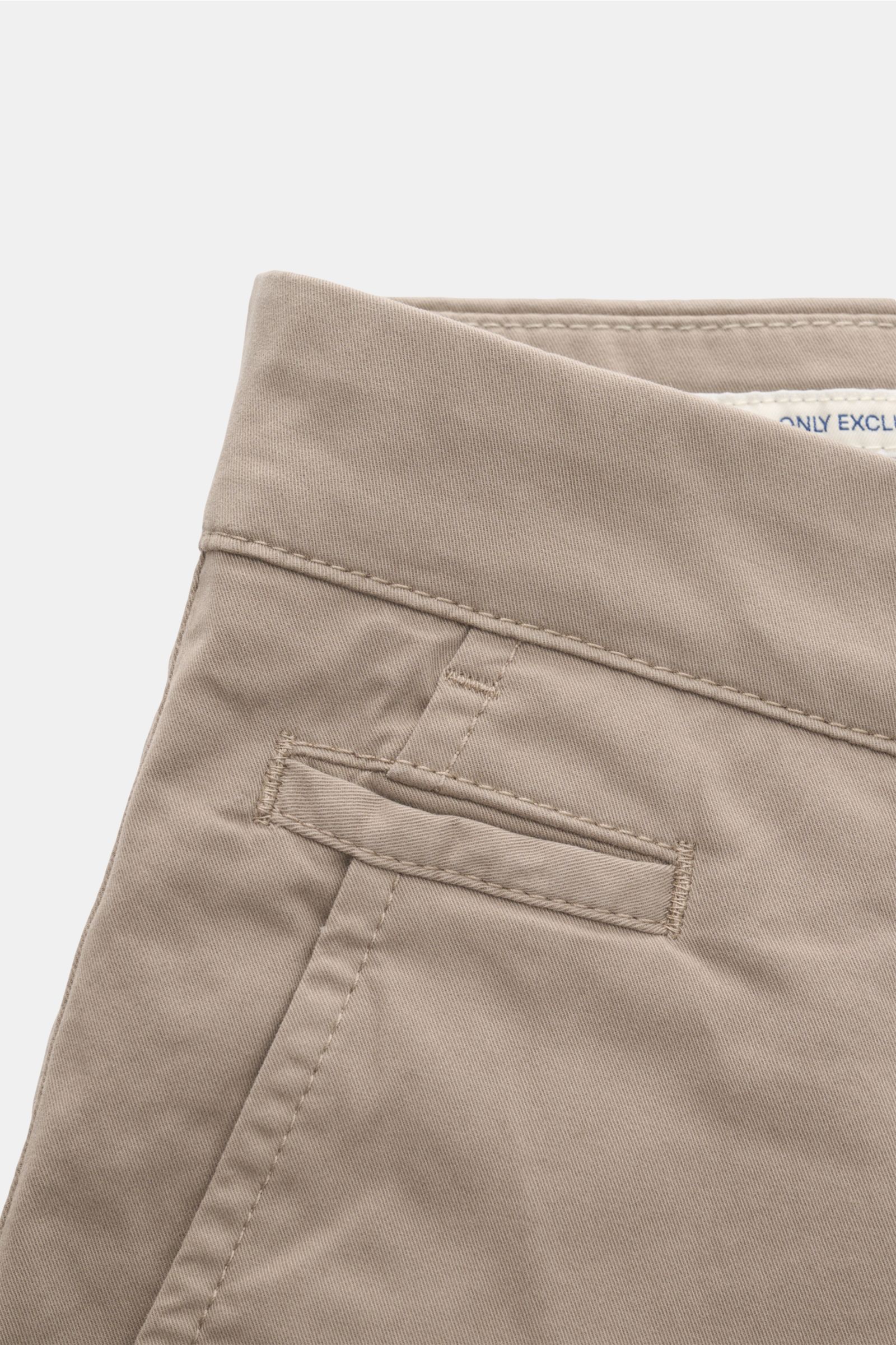 Nahaufnahme der Jacob Cohen Bermudas 'Bob' graubraun, slim fit, garment dyed, elastische Baumwolle, feine Köperstruktur, von oben fotografiert.